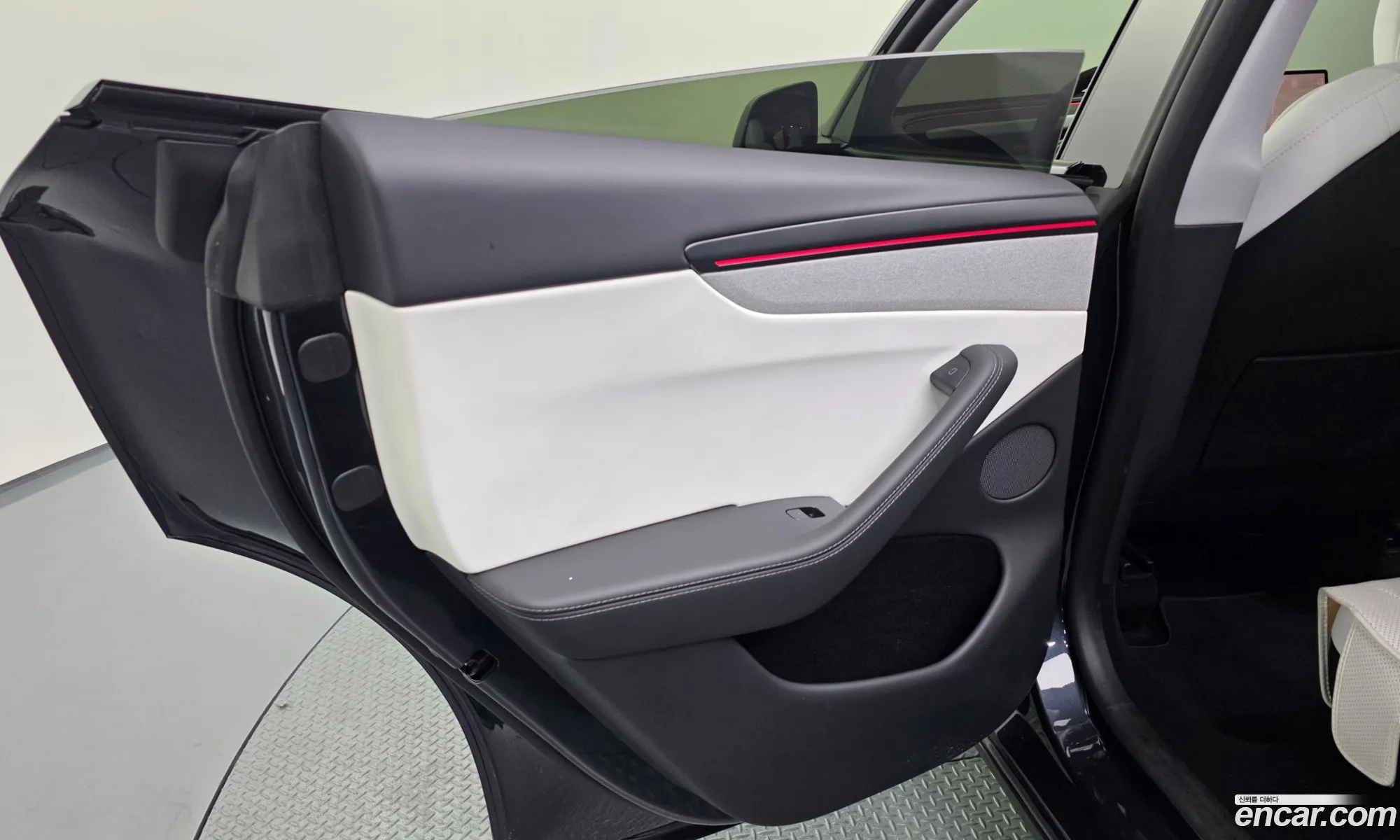 Tesla Model Y 2025 — 32
