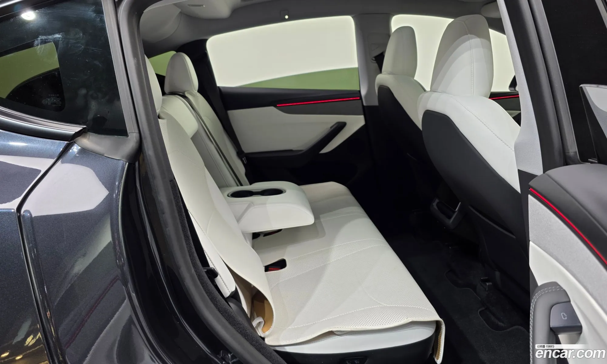 Tesla Model Y 2025 — 25