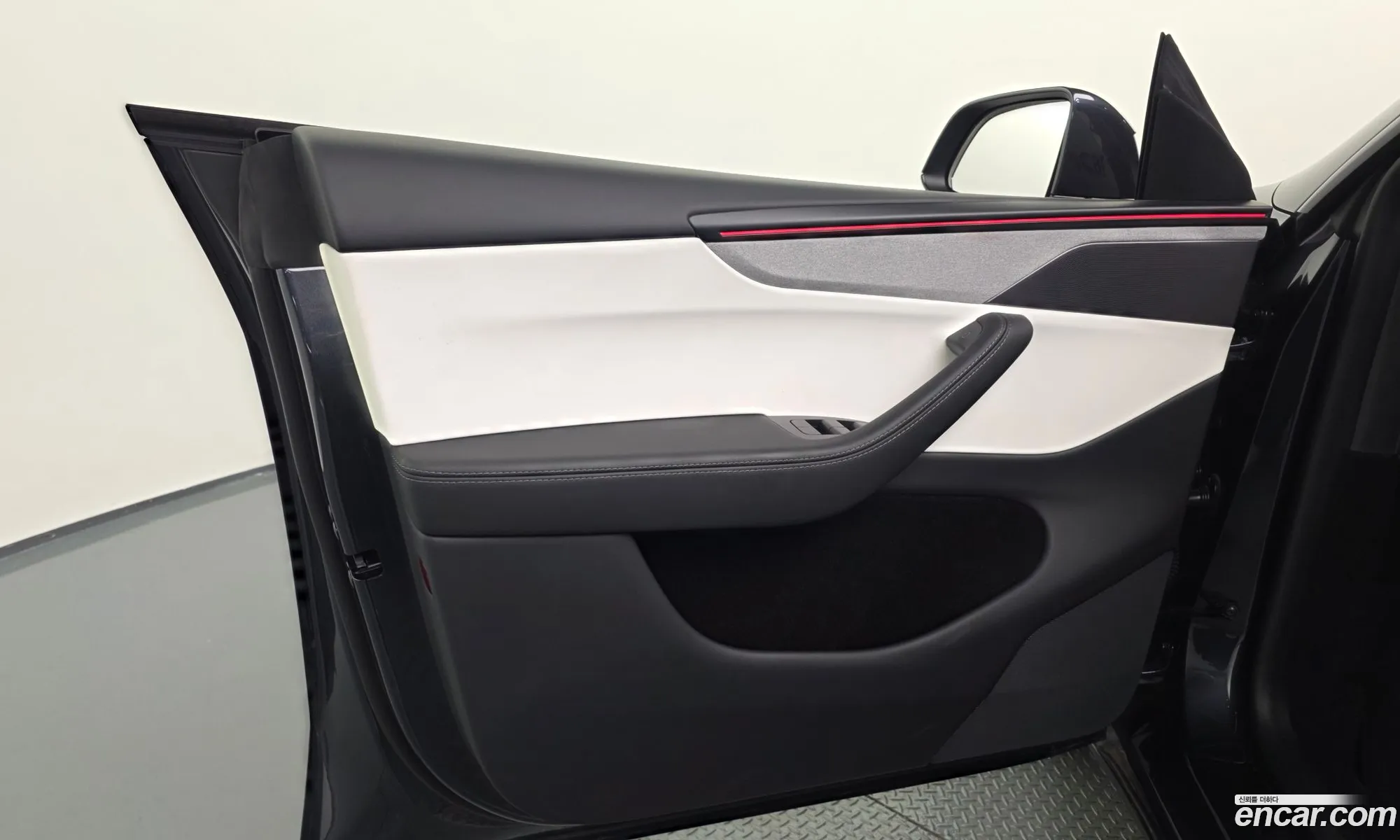 Tesla Model Y 2025 — 28