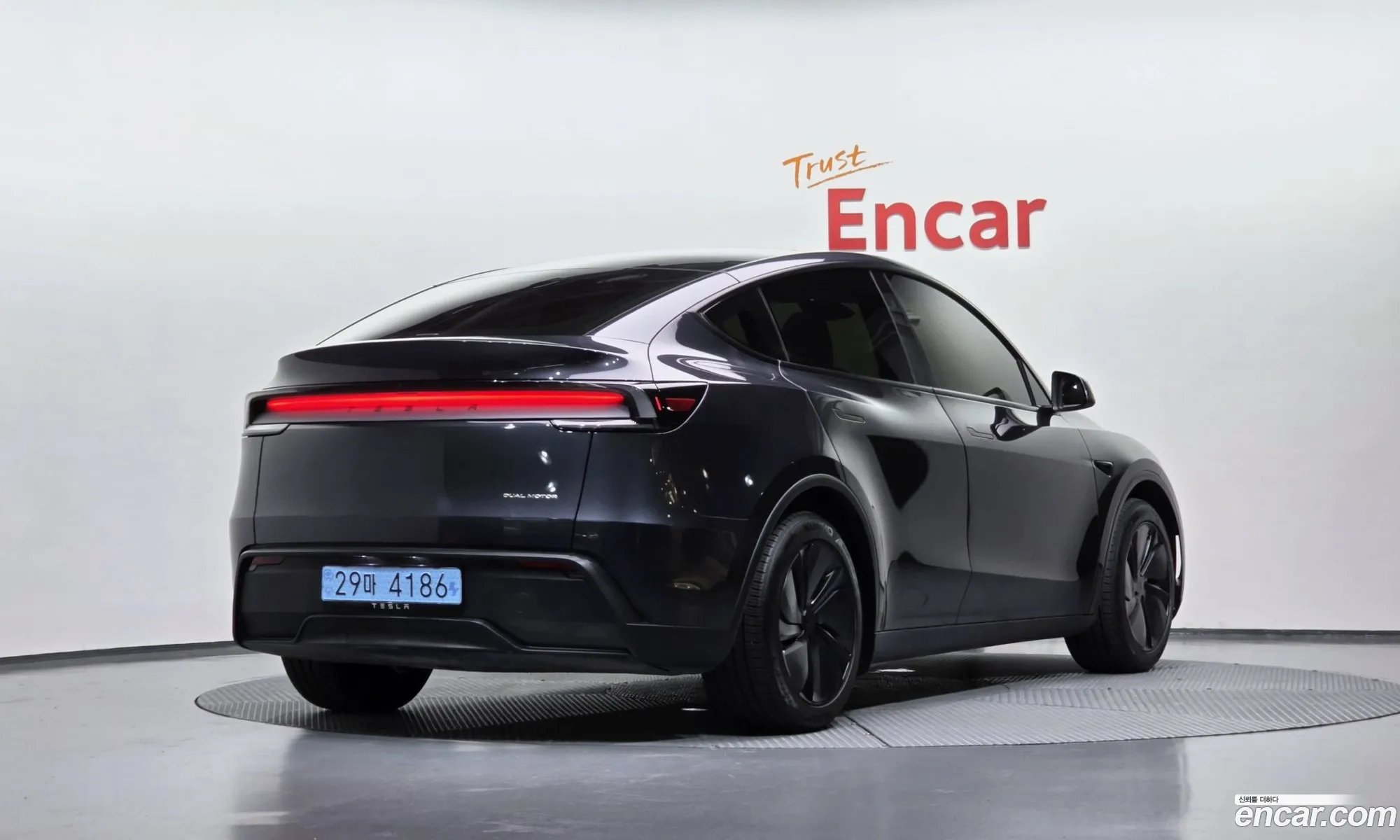 Tesla Model Y 2025 — 10