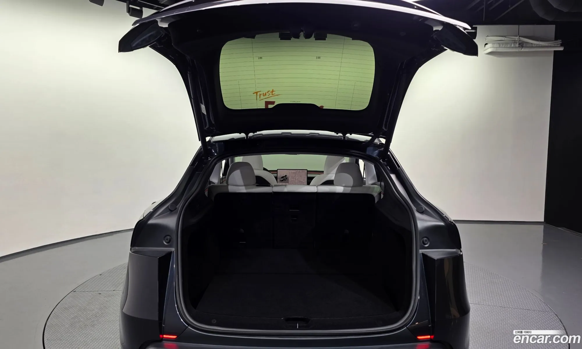 Tesla Model Y 2025 — 18