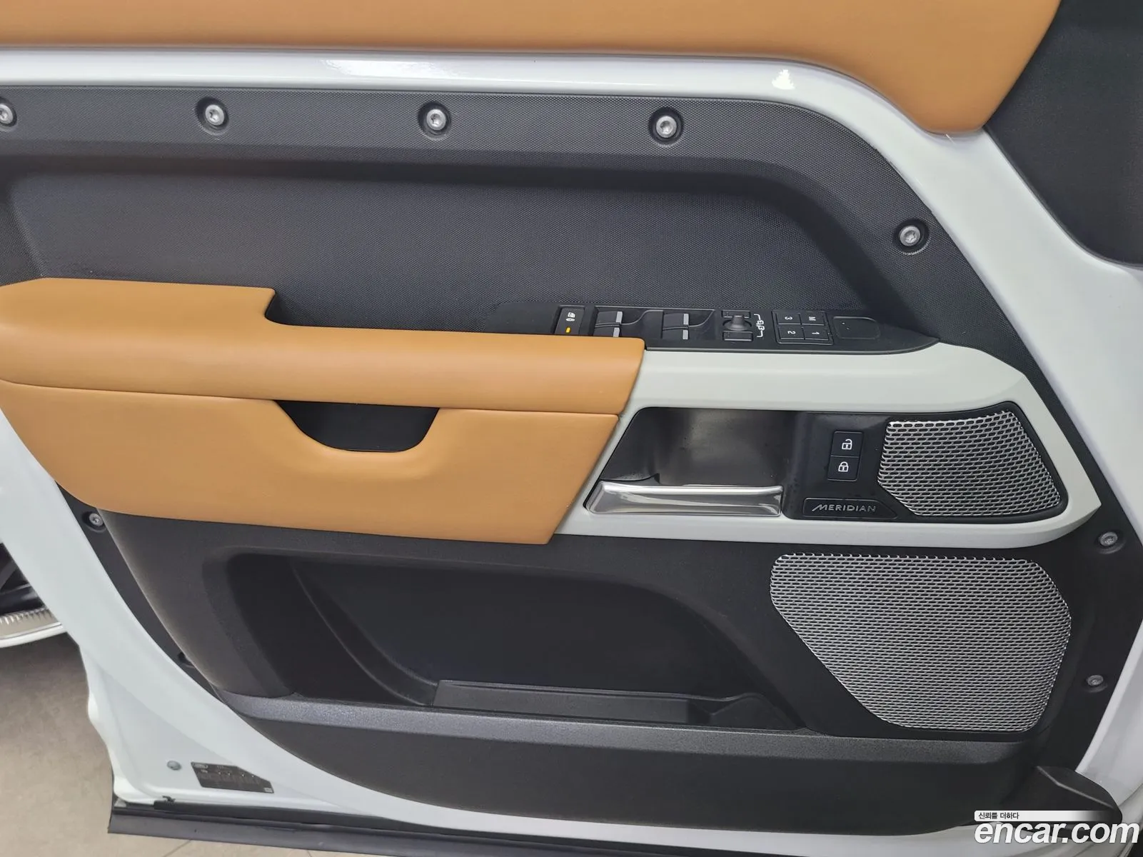 Land Rover Defender 2023 — 2