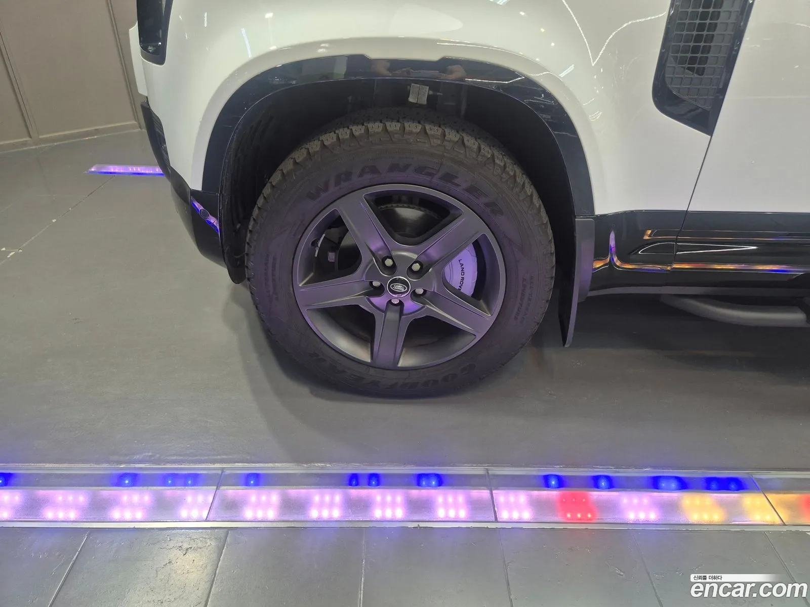 Land Rover Defender 2025 — 14