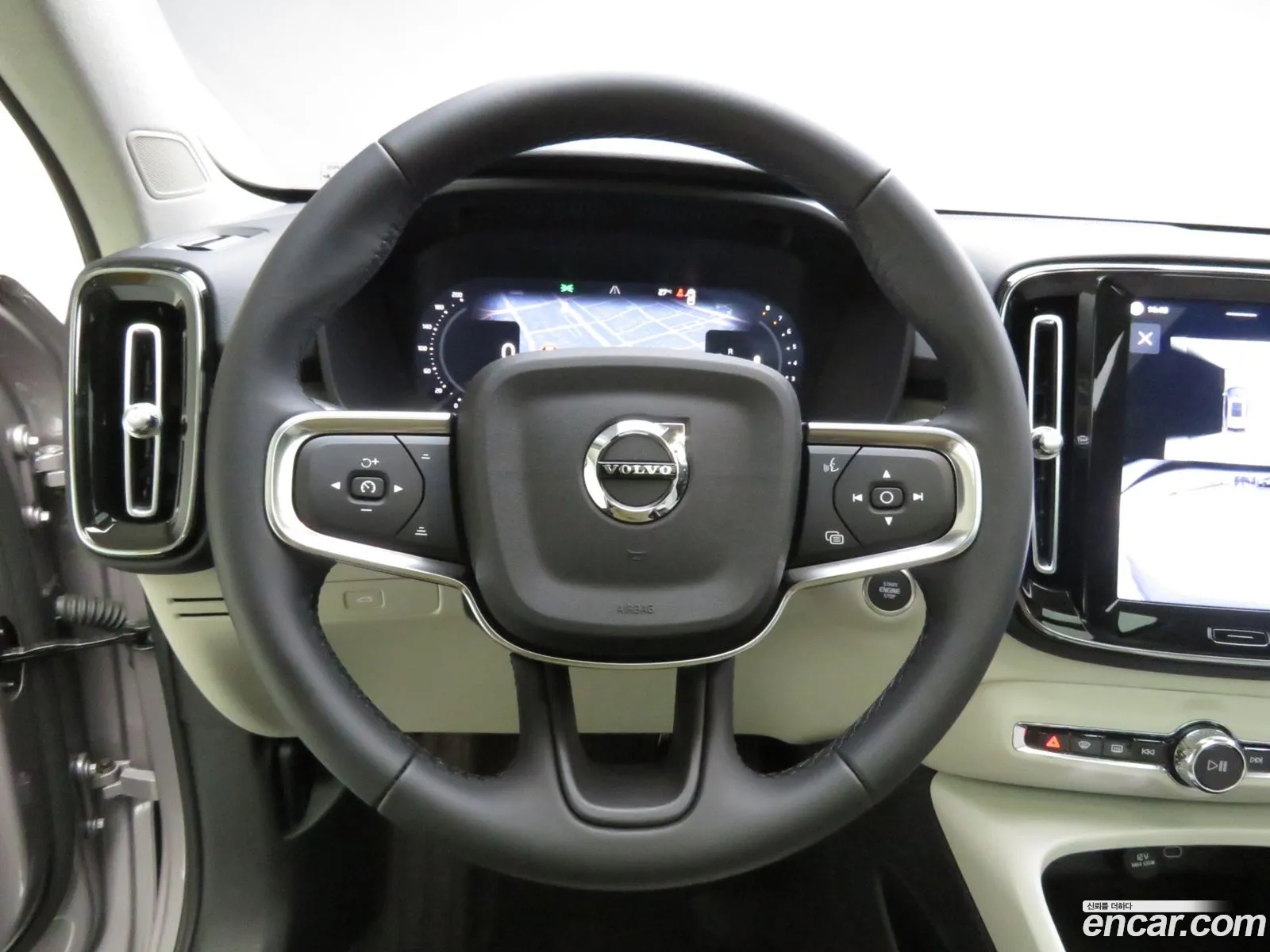 Volvo XC40 2026 — 8