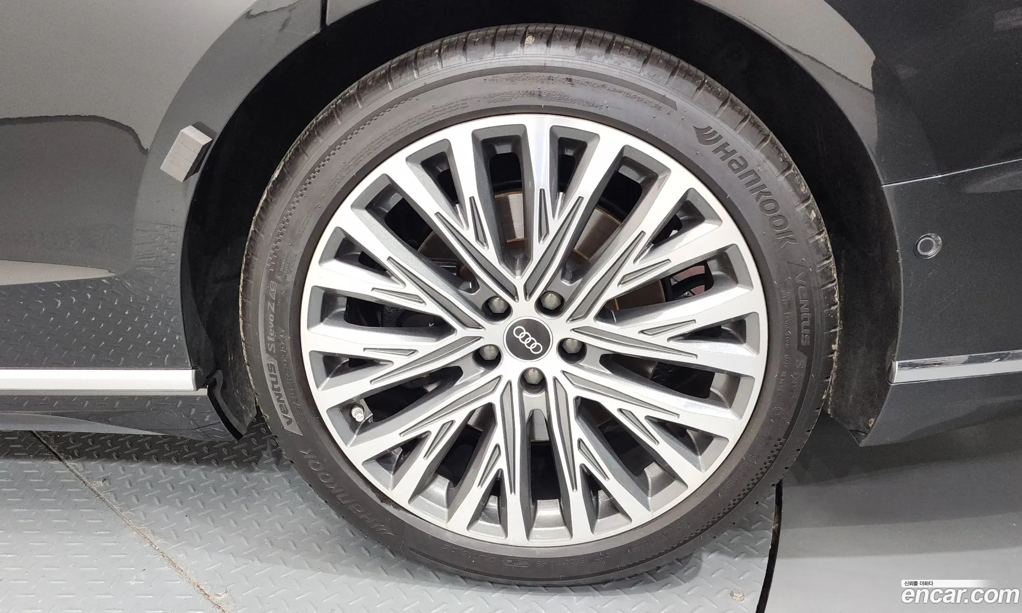 Audi A8 2021 WAUZZZF8111111111 — 24
