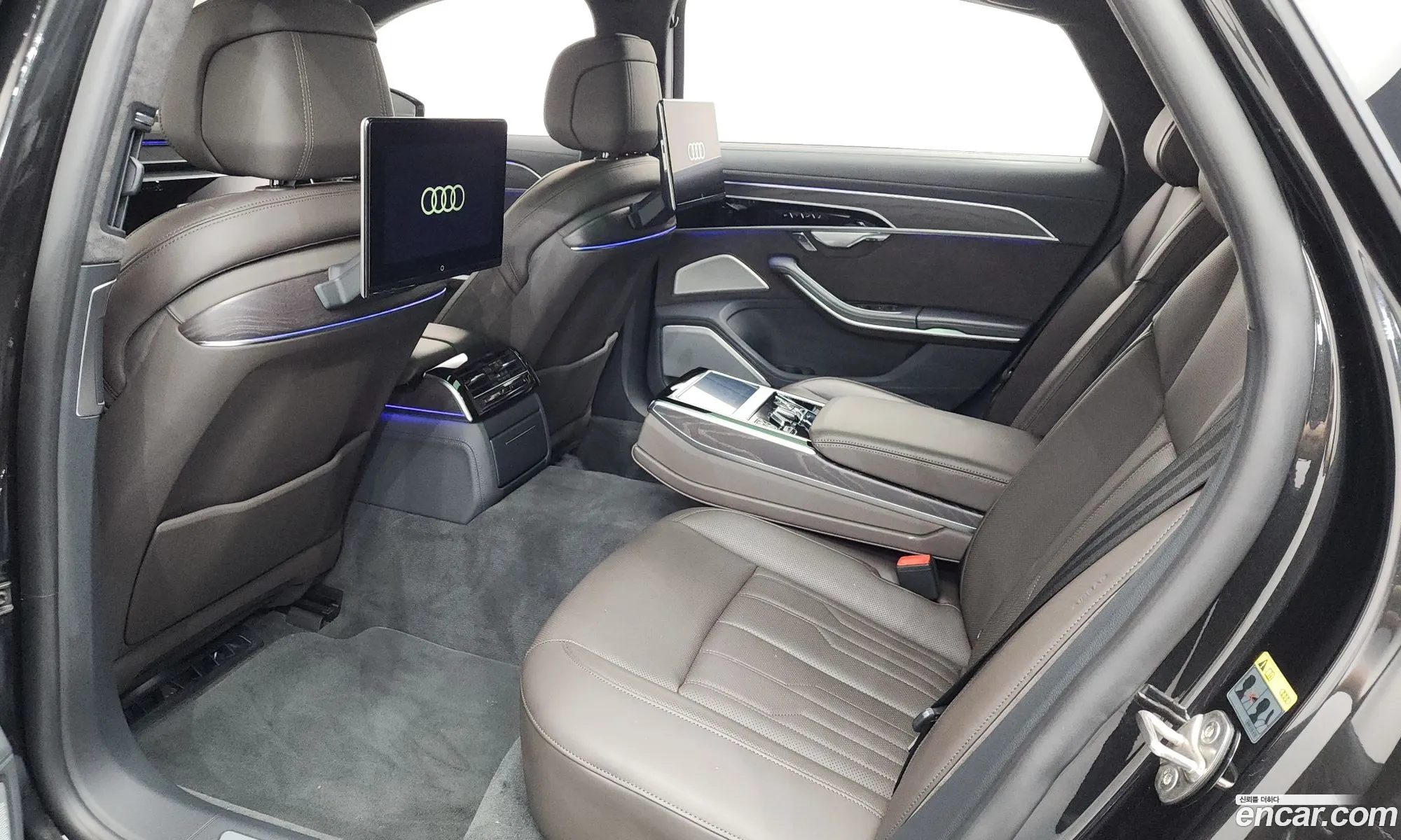 Audi A8 2021 WAUZZZF8111111111 — 32