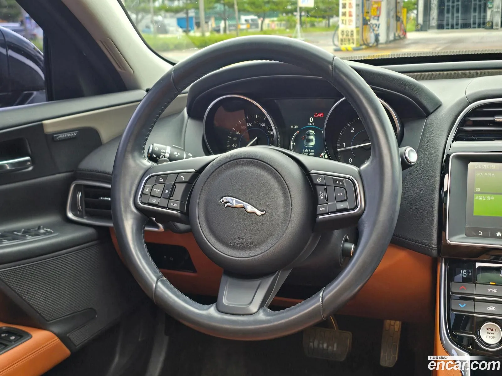 Jaguar XE 2017 — 12