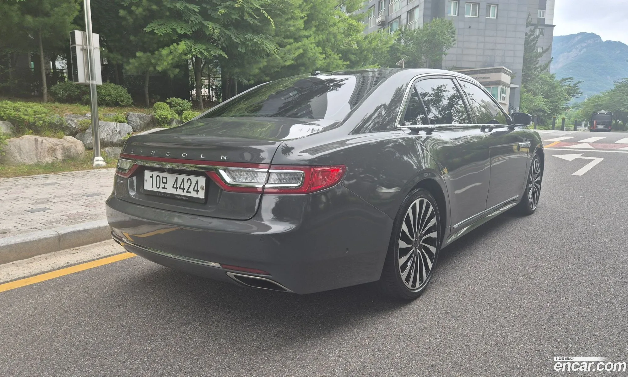 Lincoln Continental 10th Gen 2017 — 14