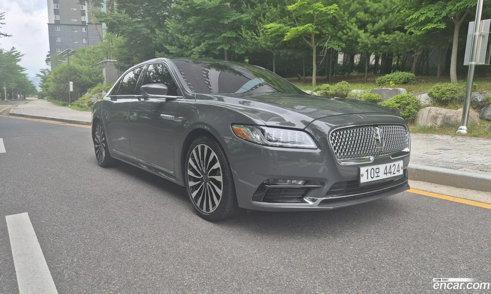 Lincoln Continental 10th Gen 2017 — 16