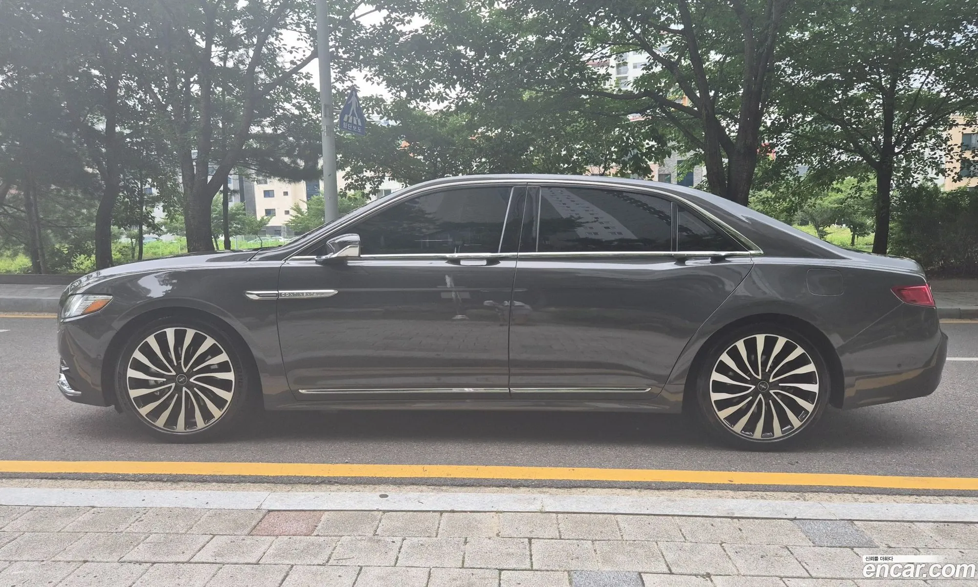 Lincoln Continental 10th Gen 2017 — 3