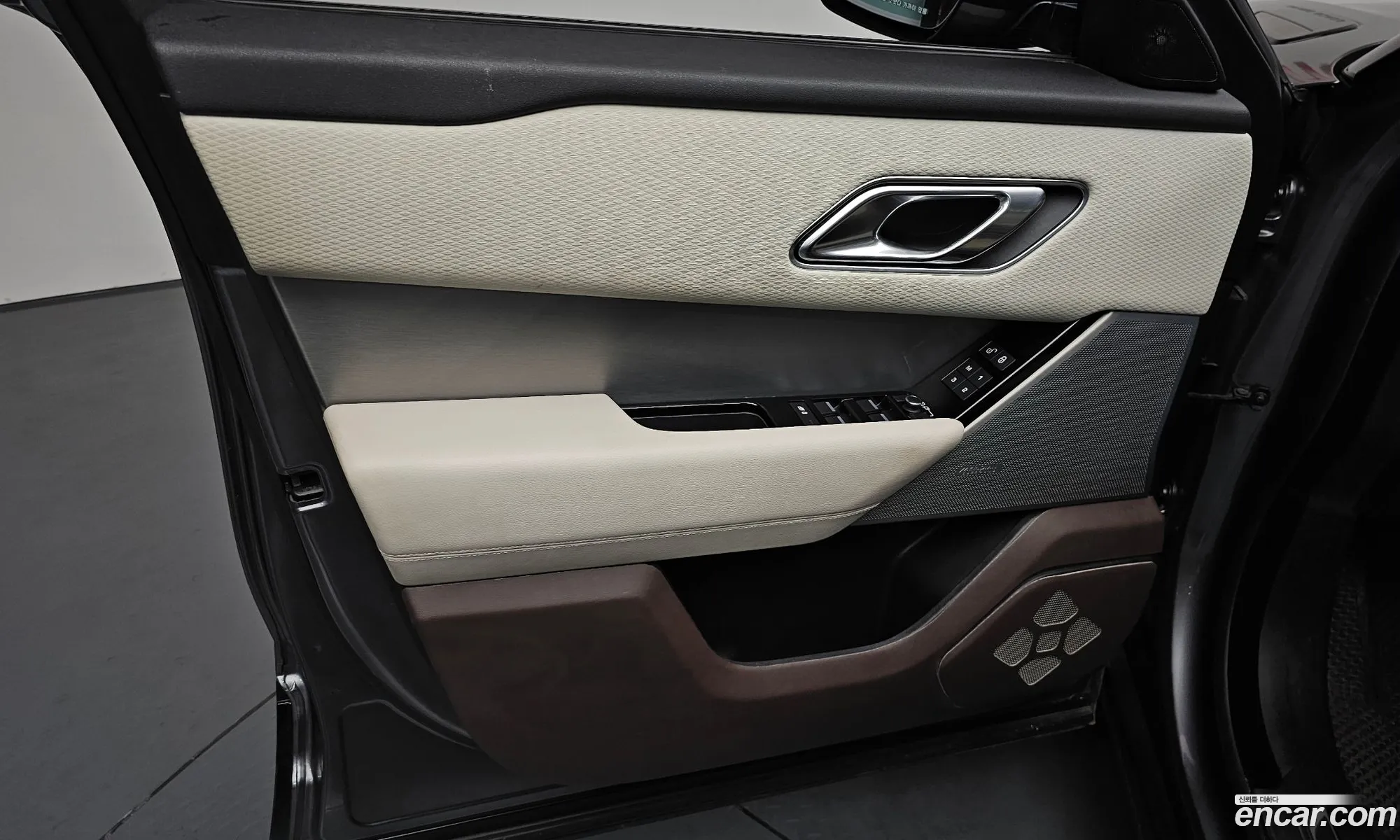 Land Rover Range Rover Velar 2017 SALYA2BV3JA701205 — 32
