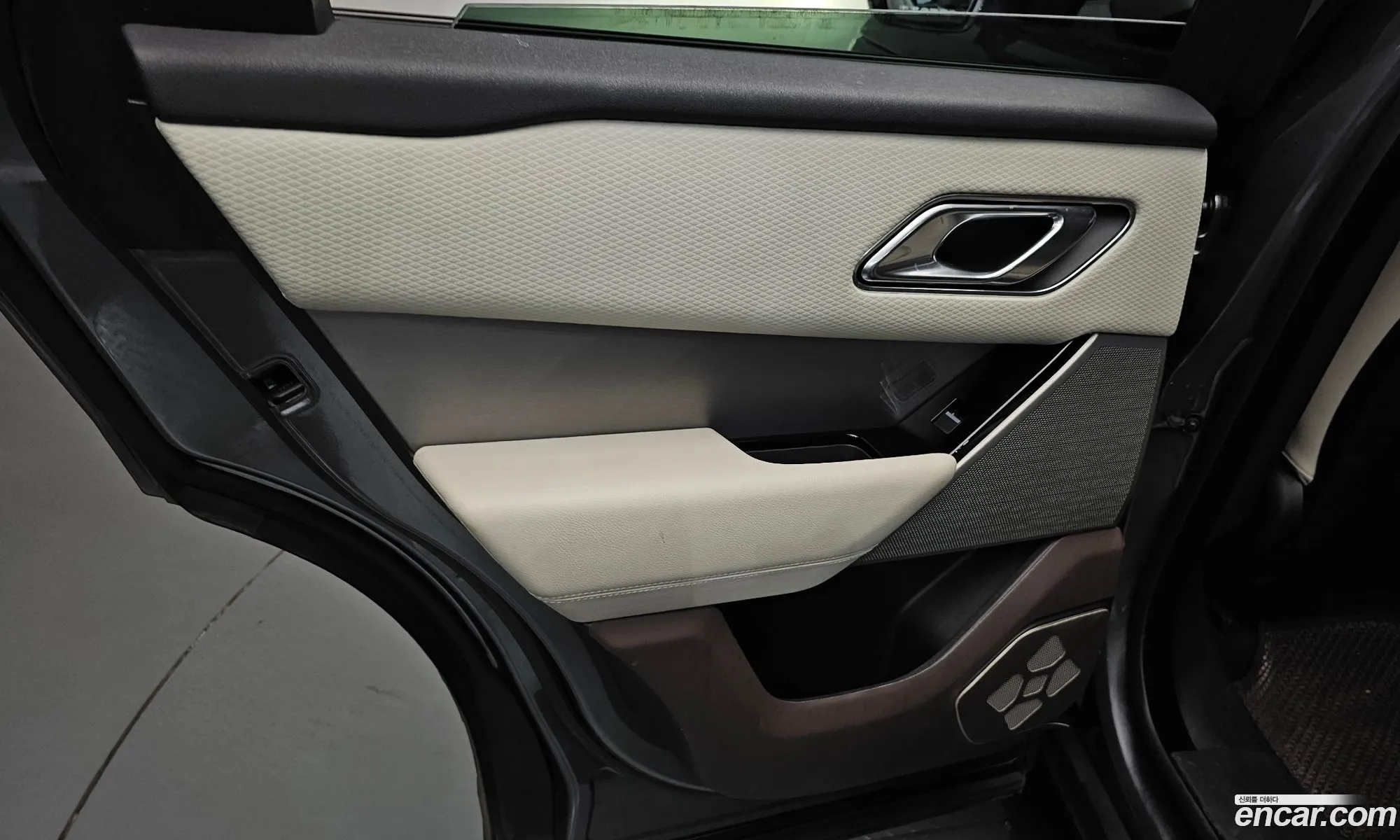 Land Rover Range Rover Velar 2017 SALYA2BV3JA701205 — 16