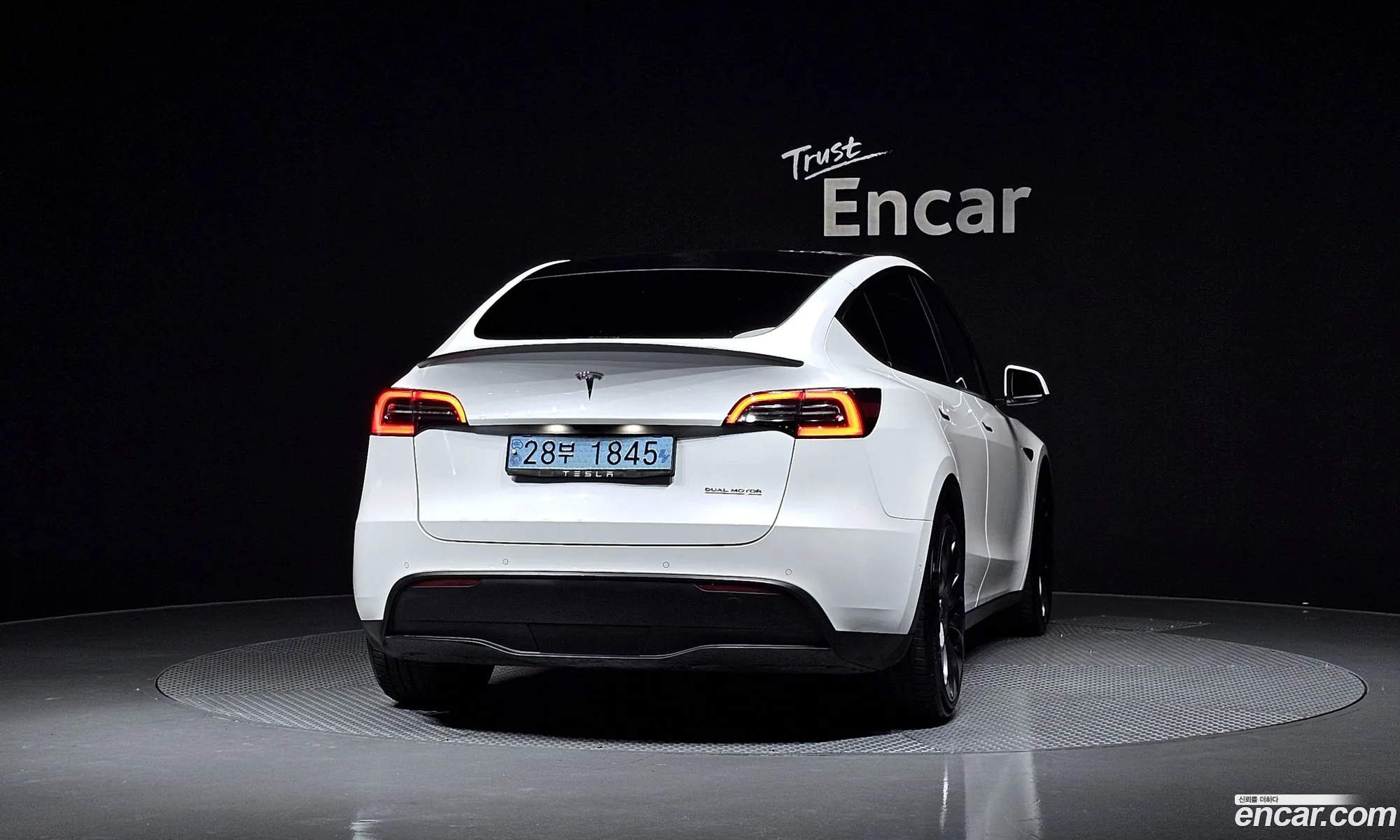 Tesla Model Y 2021 — 18