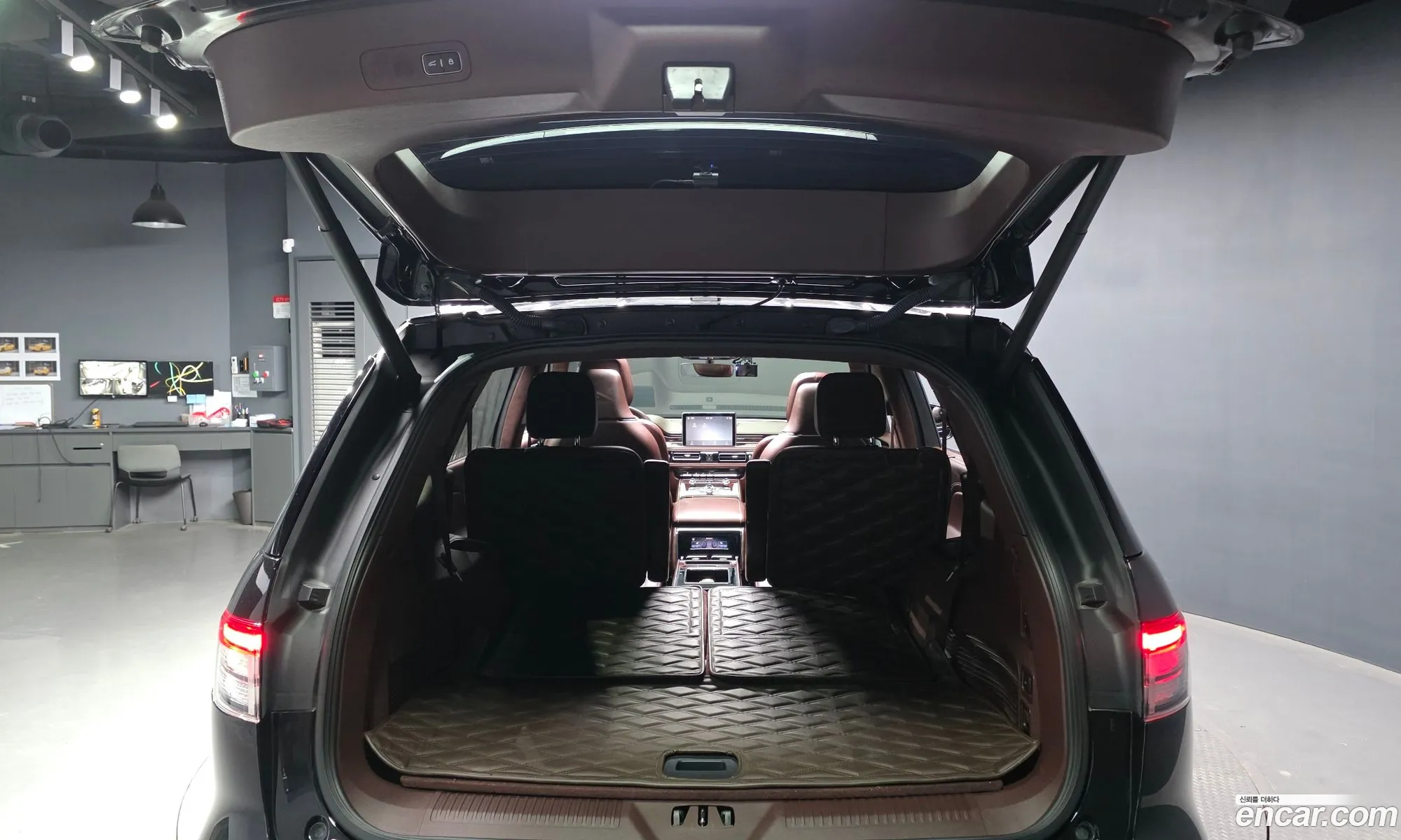 Lincoln Aviator 2023 5LM5J9XC7PGL09725 — 19