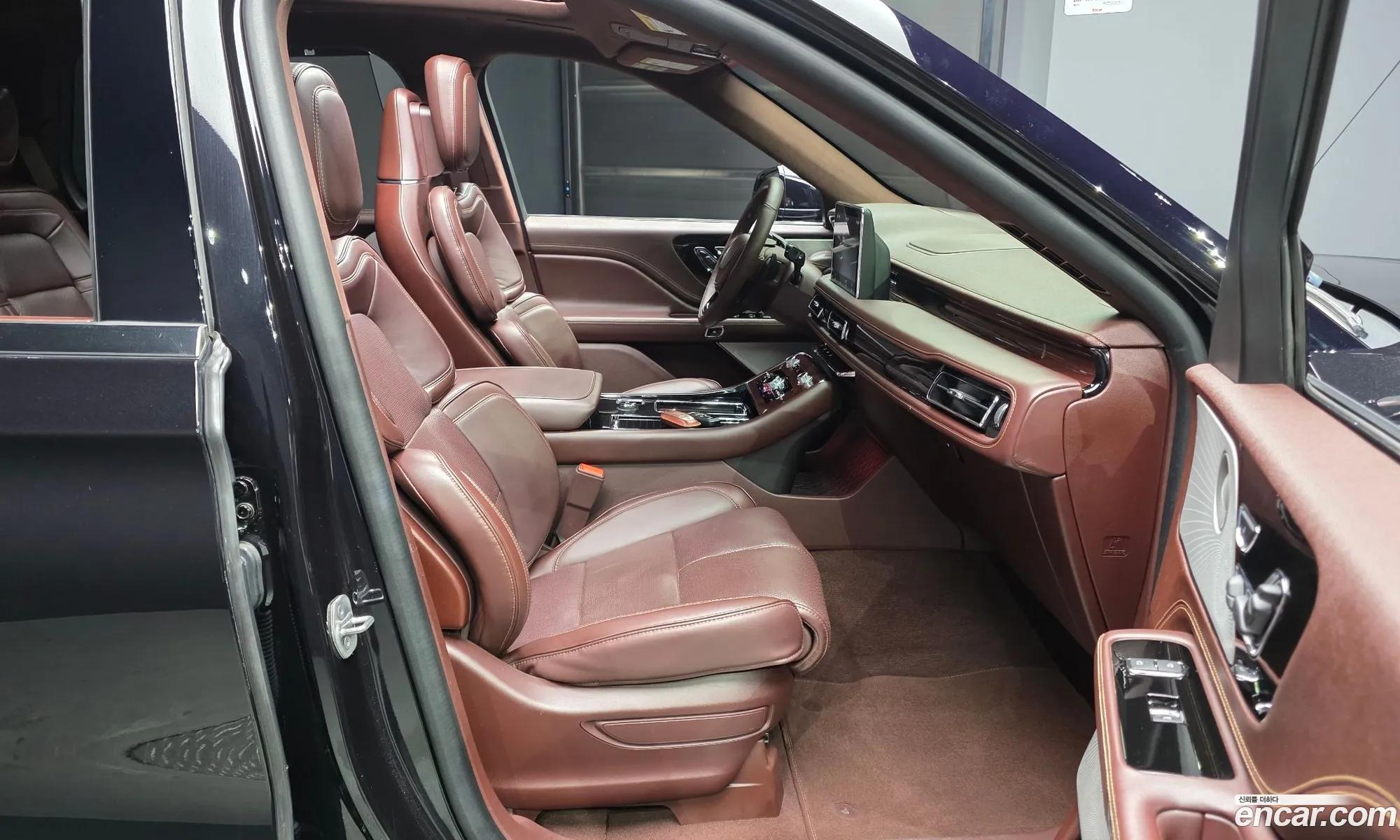 Lincoln Aviator 2023 5LM5J9XC7PGL09725 — 27