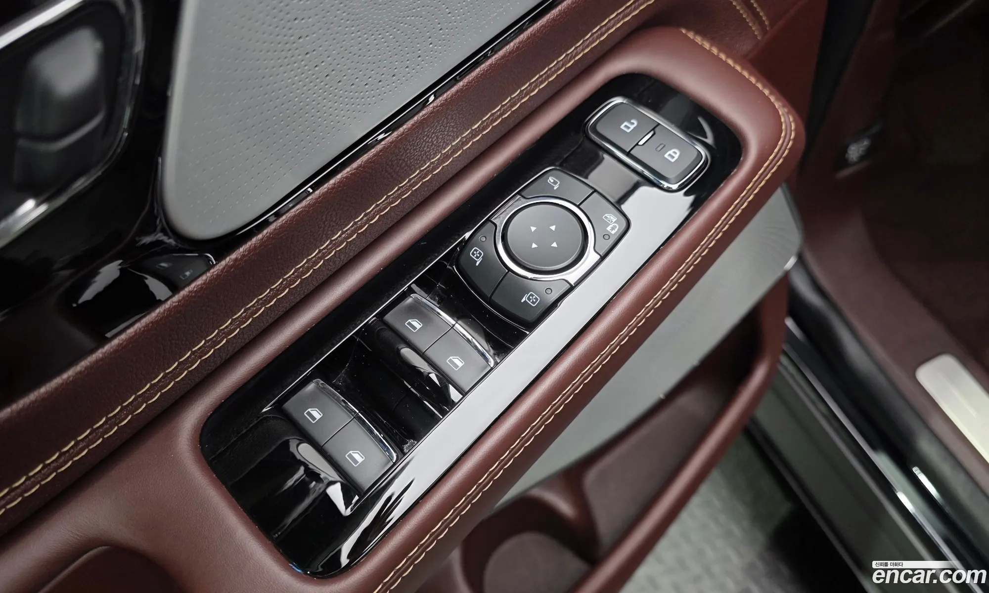 Lincoln Aviator 2023 5LM5J9XC7PGL09725 — 24