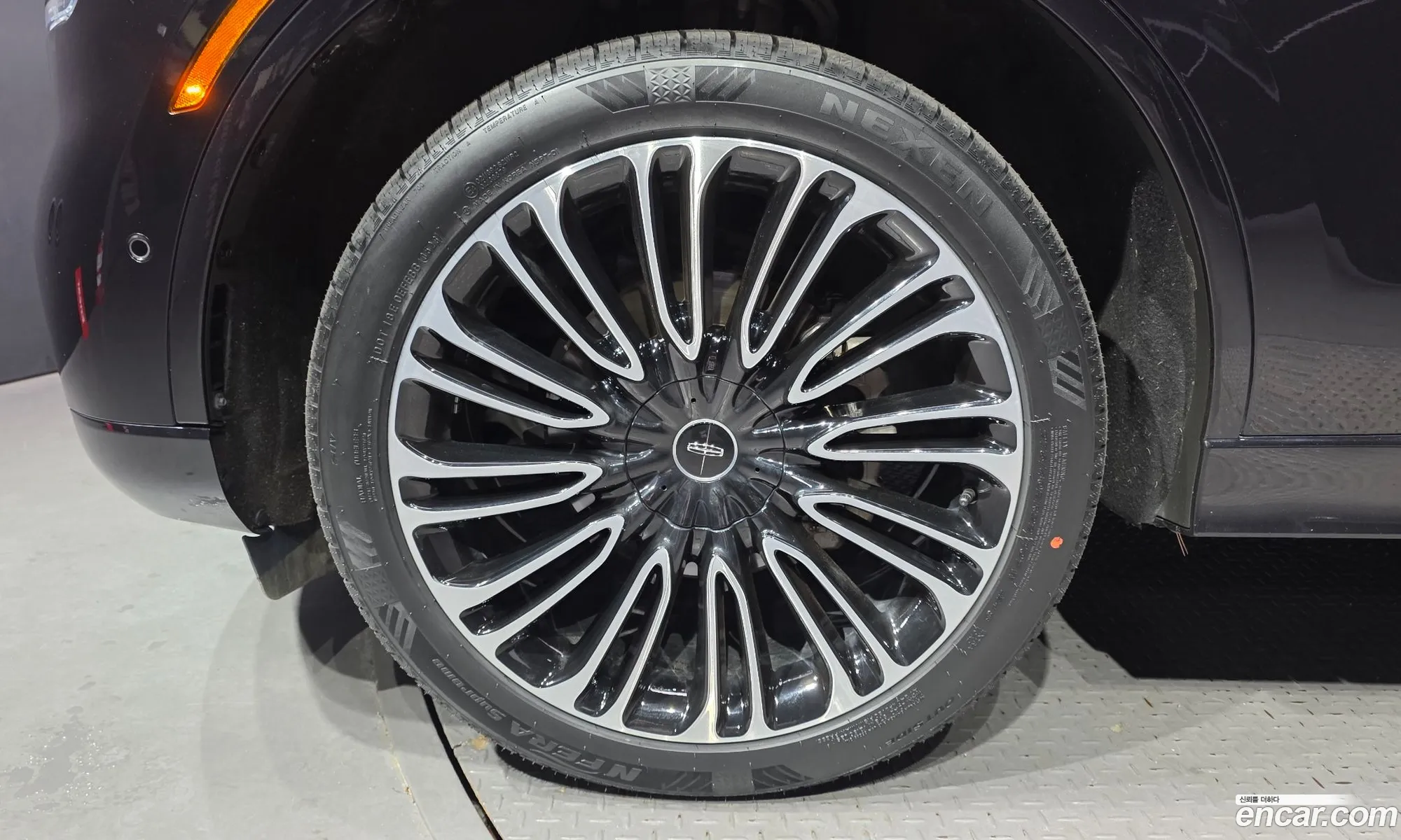 Lincoln Aviator 2023 5LM5J9XC7PGL09725 — 17