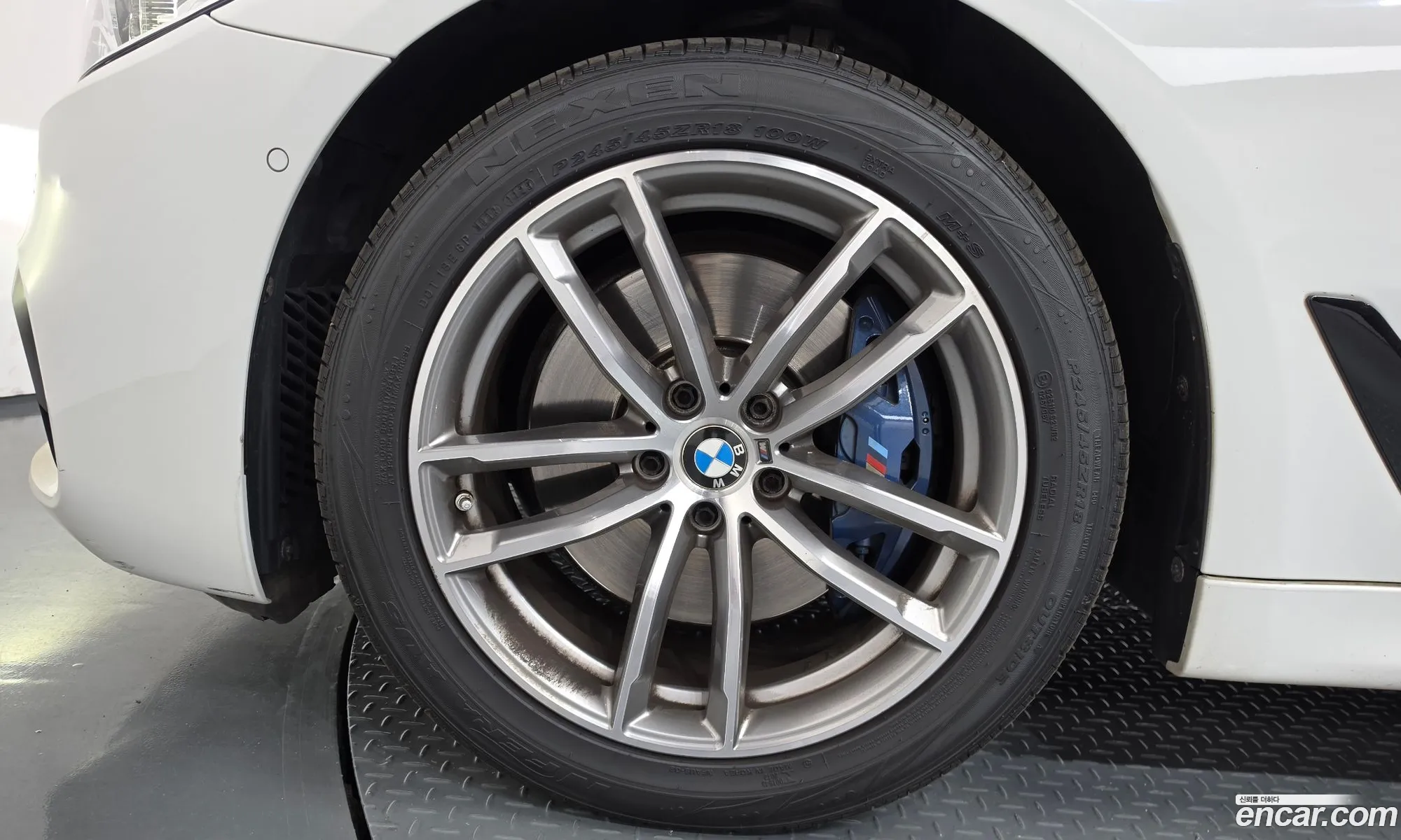 BMW 5 Series 2017 WBAJD310611616116 — 4