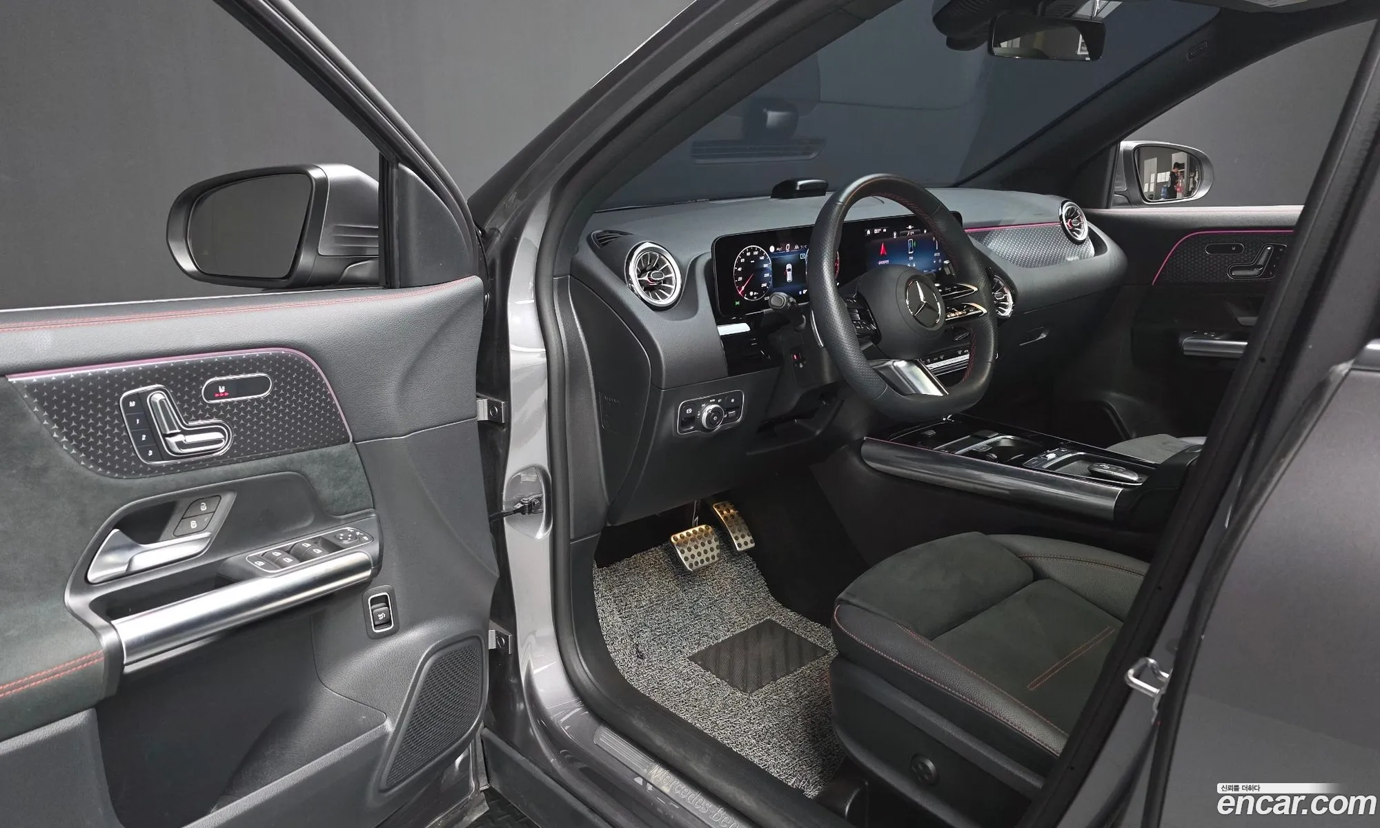 Mercedes-Benz GLA-Class H247 2024 — 12