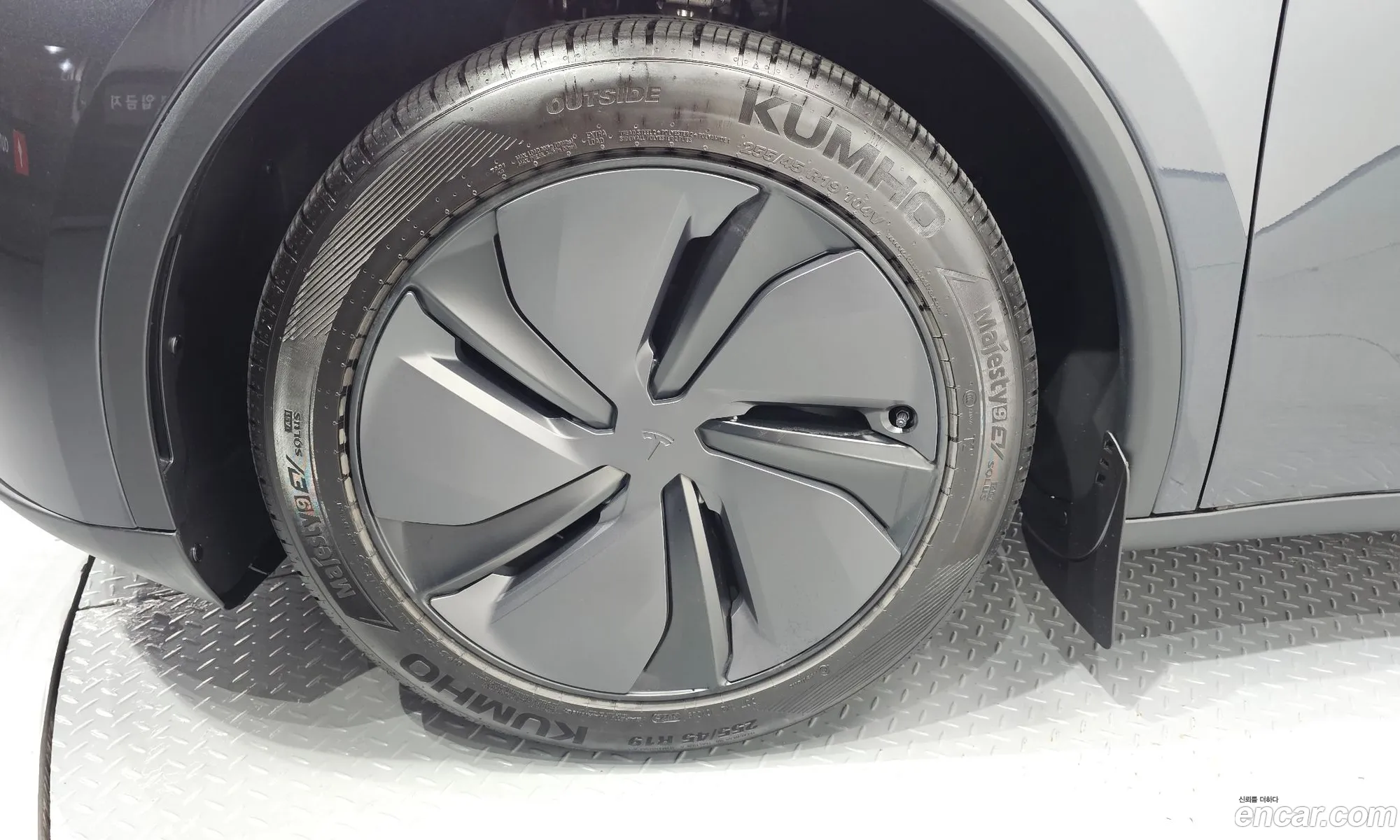 Tesla Model Y 2025 LRWYGCFJ1SC239751 — 3