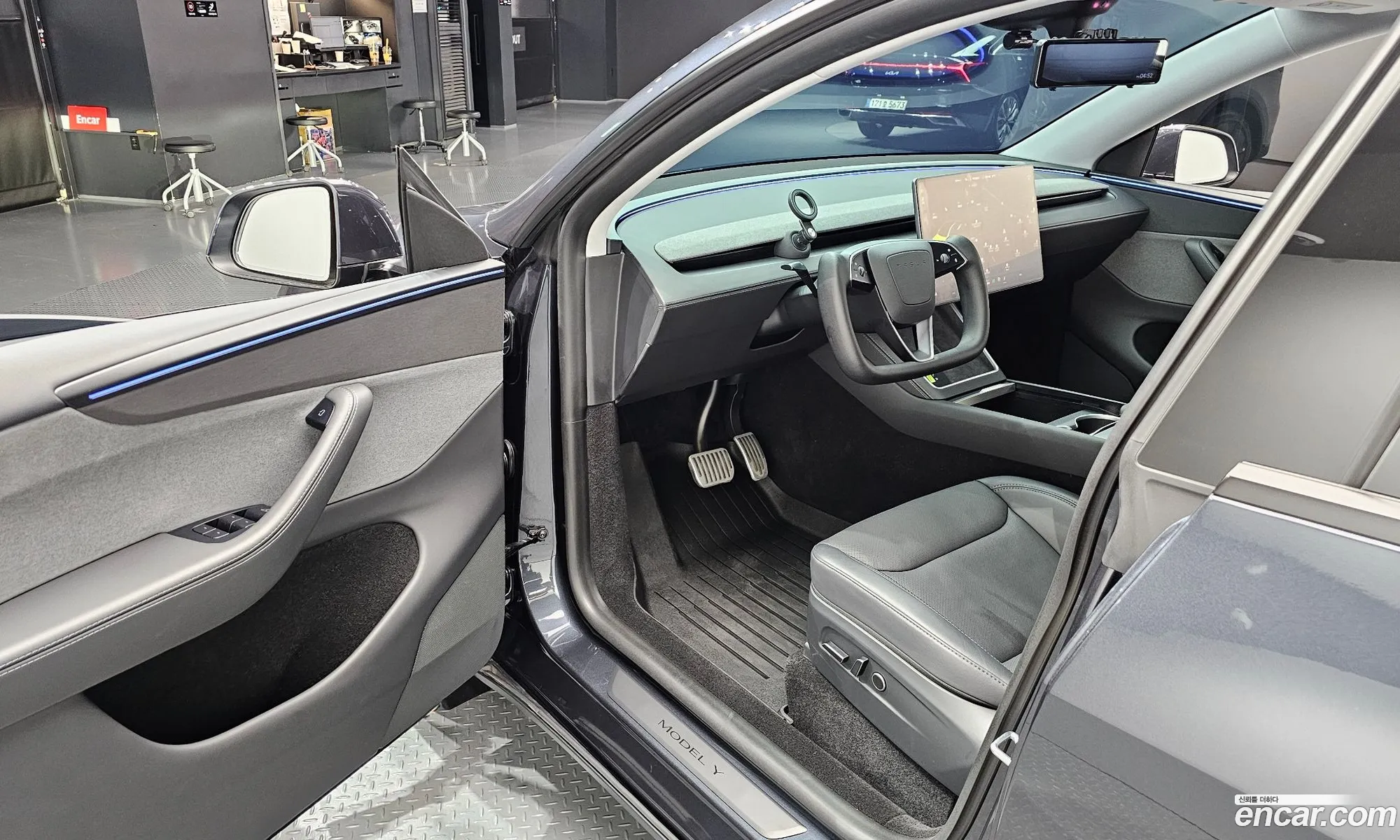 Tesla Model Y 2025 LRWYGCFJ1SC239751 — 24