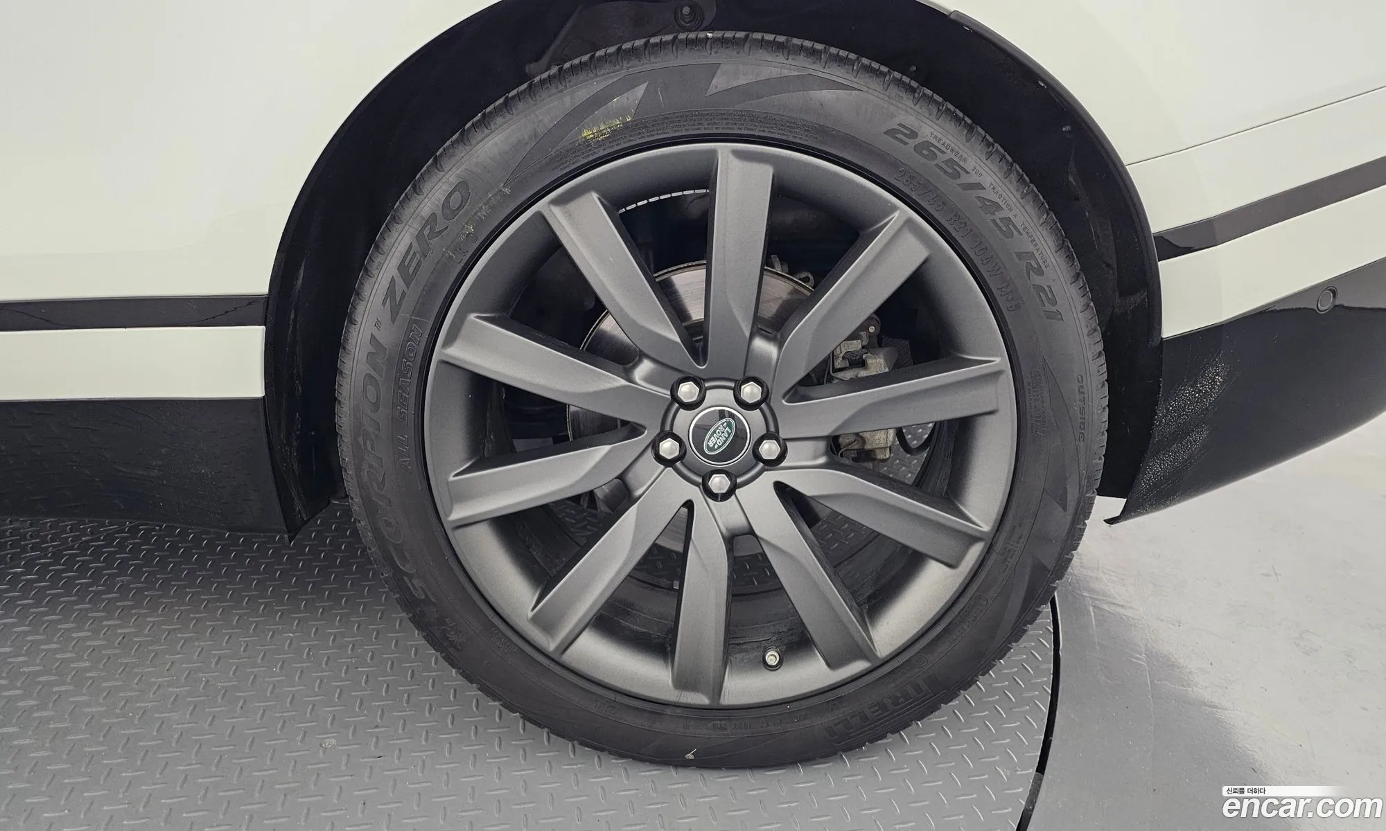 Land Rover Range Rover Velar 2019 SALYA2BK3KA201410 — 25