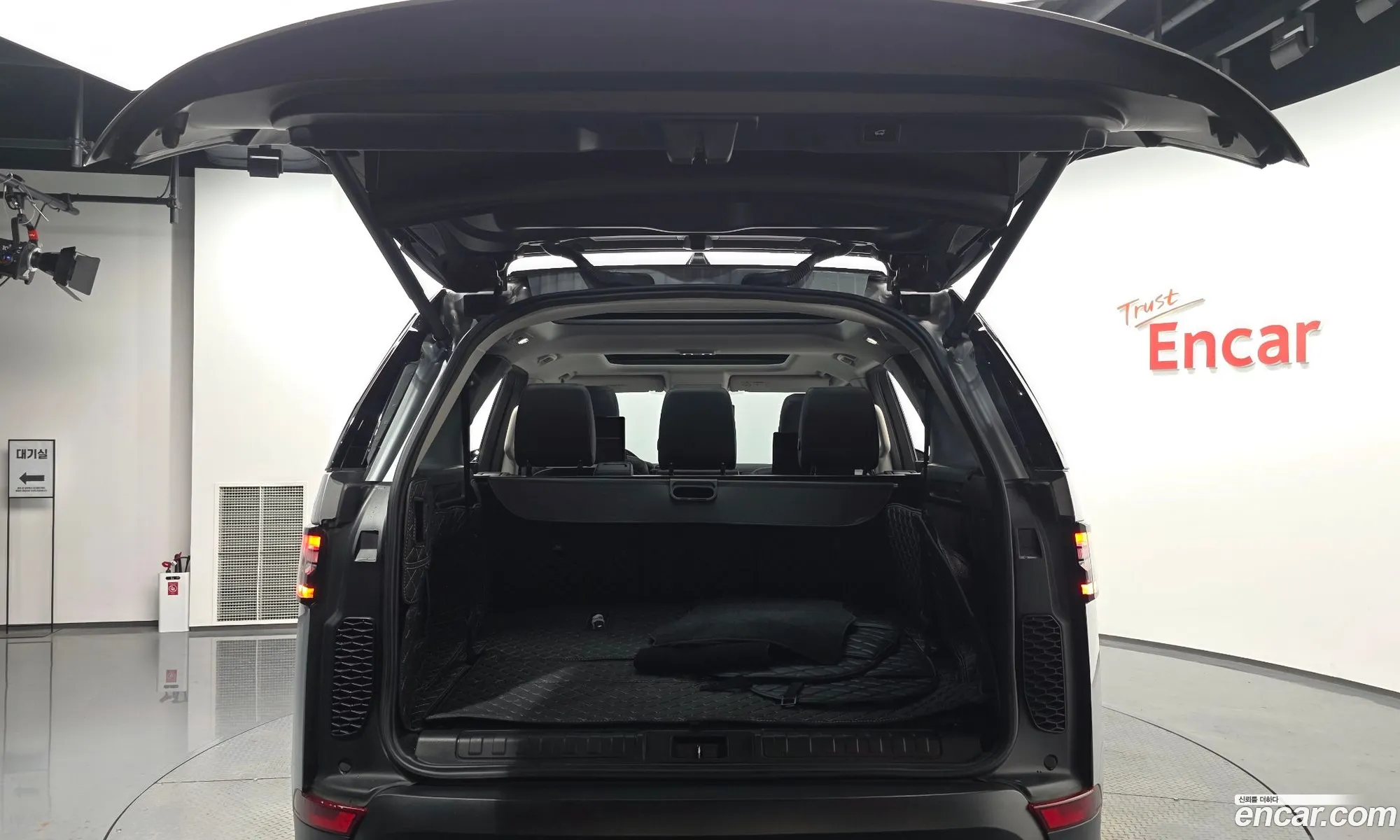 Land Rover Discovery 5 2018 SALRA2BN0JA058056 — 9