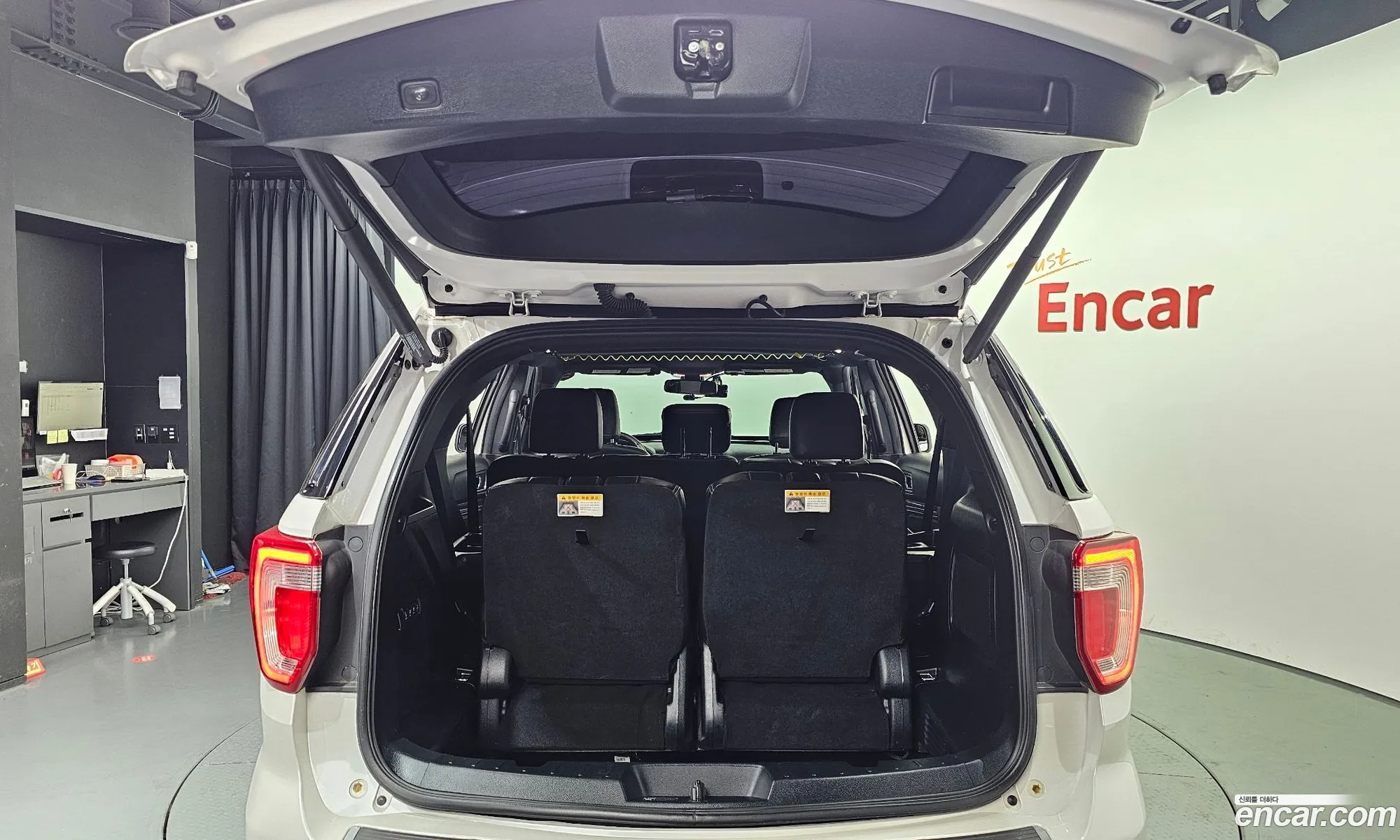 Ford Explorer 2019 1FM5K8FH3KGA33222 — 18