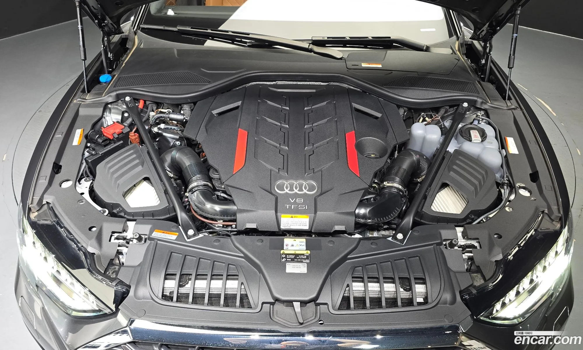Audi S8 2025 WAUZZZF87SN011627 — 10