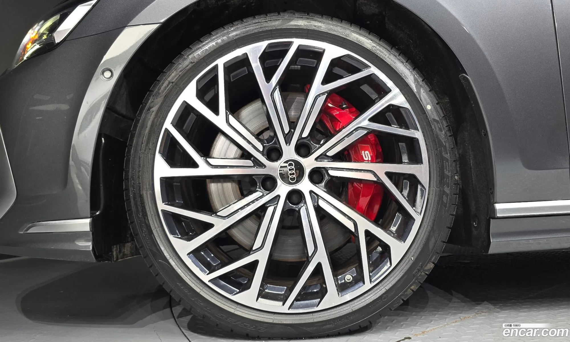 Audi S8 2025 WAUZZZF87SN011627 — 8