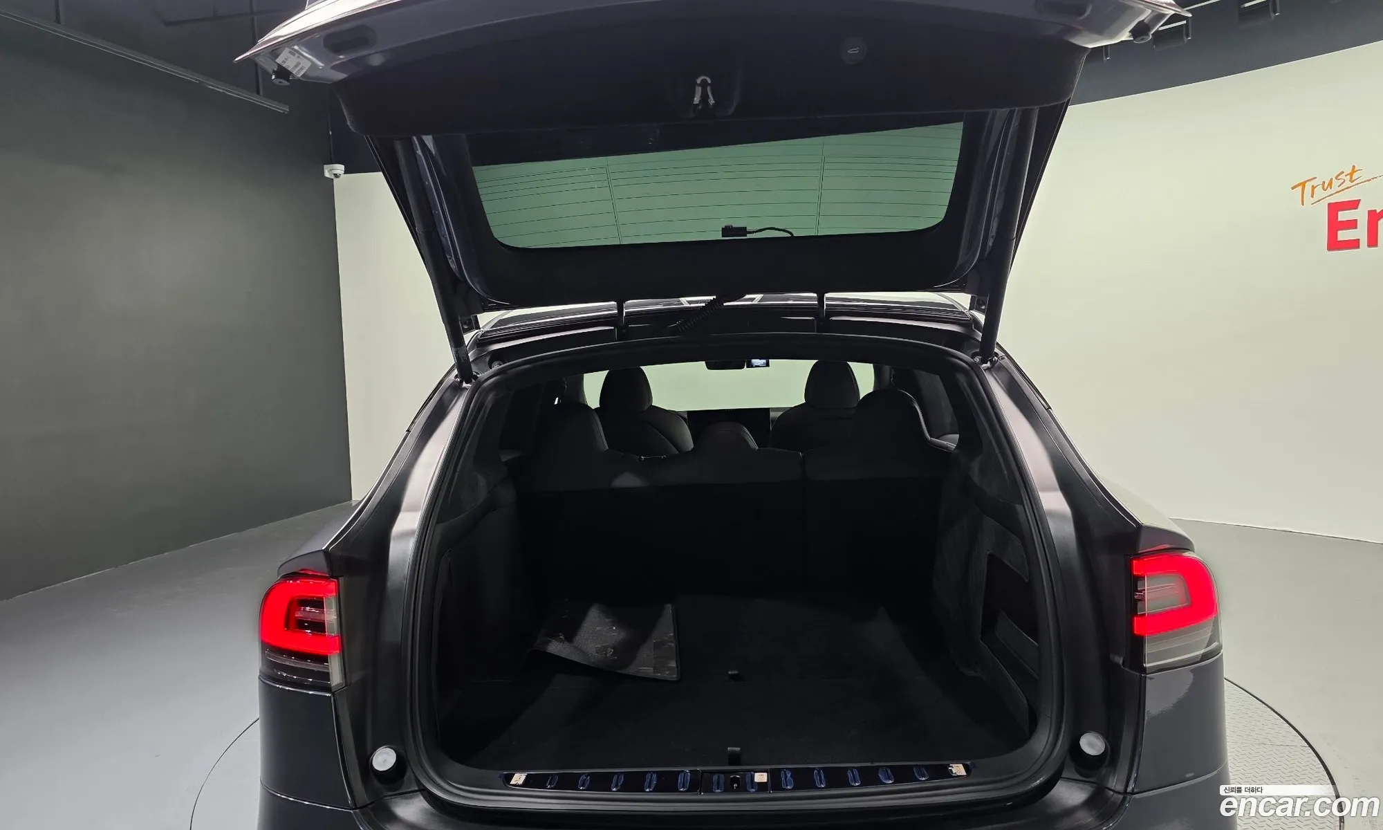 Tesla Model X 2023 — 19
