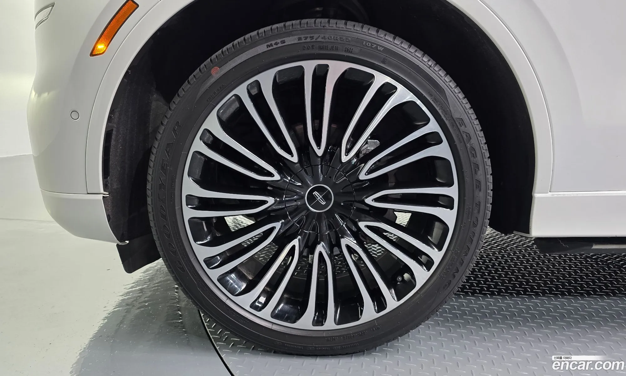Lincoln Aviator 2023 5LM5J9XC2PGL07199 — 32