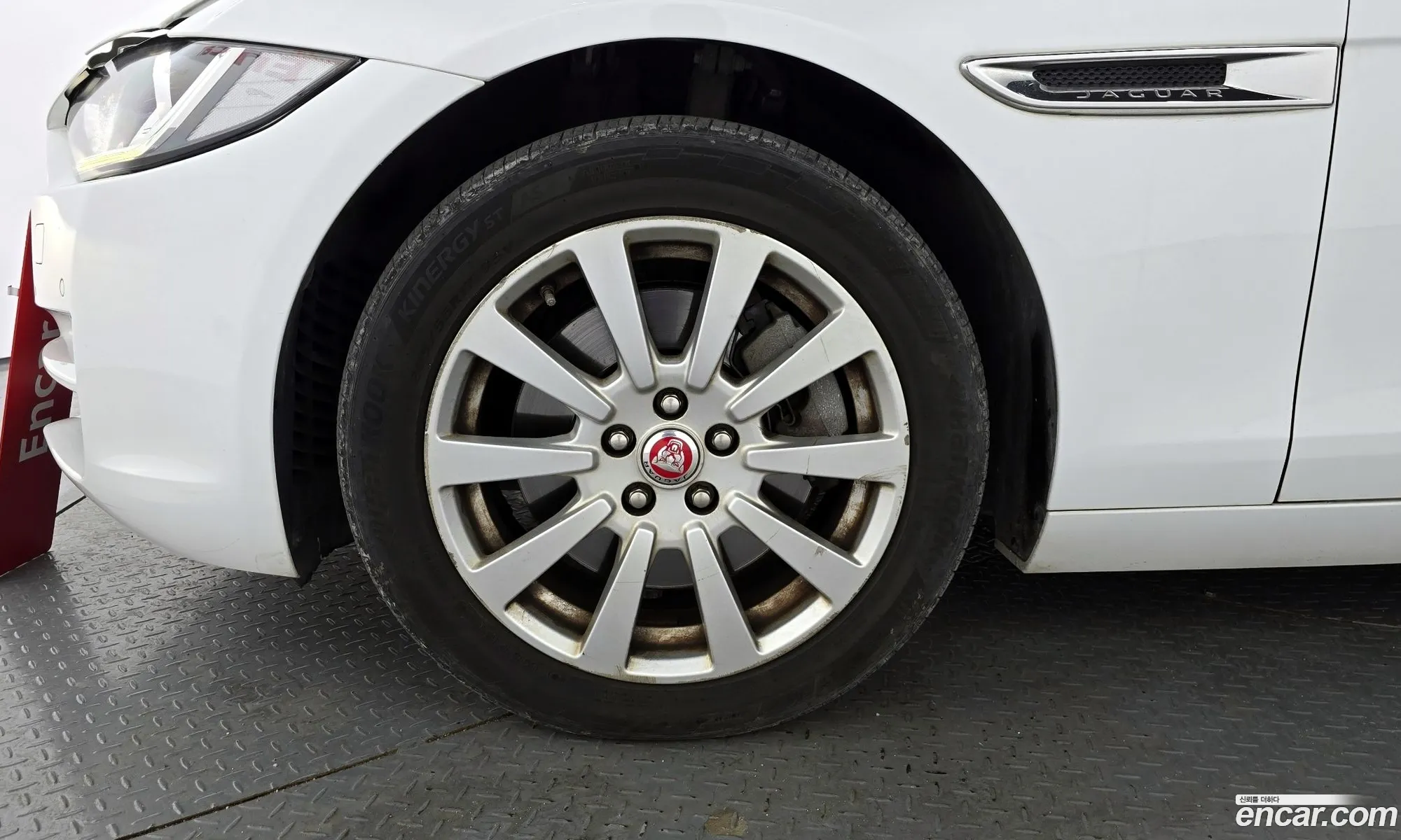 Jaguar XE 2016 SAJAA4BN4HCP00360 — 16