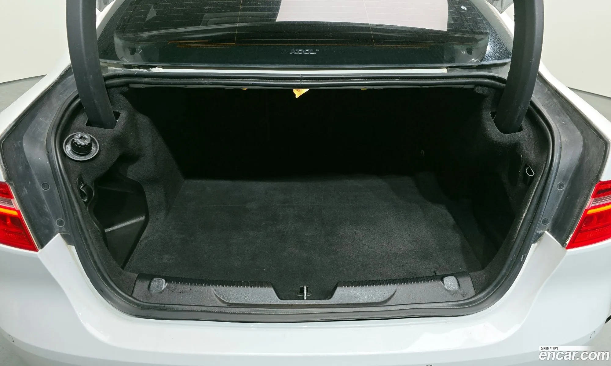 Jaguar XE 2016 SAJAA4BN4HCP00360 — 15