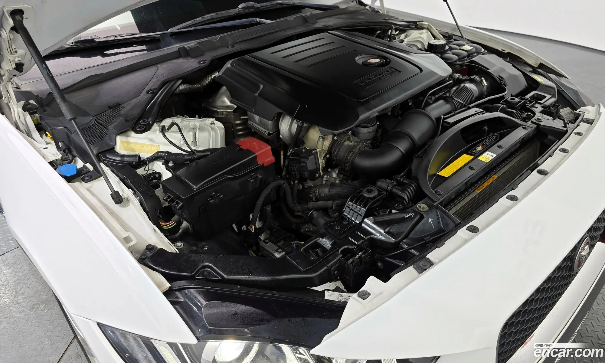 Jaguar XE 2016 SAJAA4BN4HCP00360 — 17