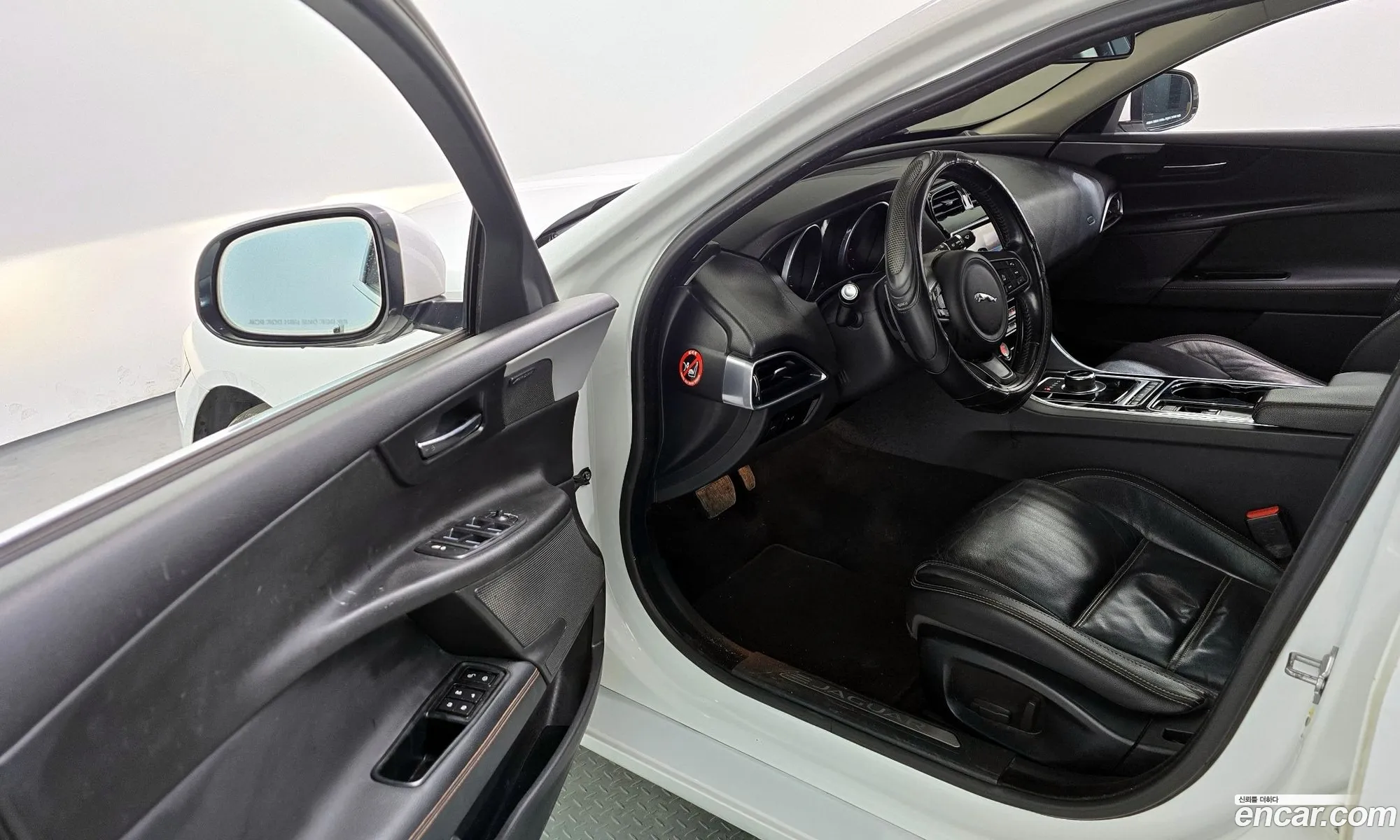 Jaguar XE 2016 SAJAA4BN4HCP00360 — 9