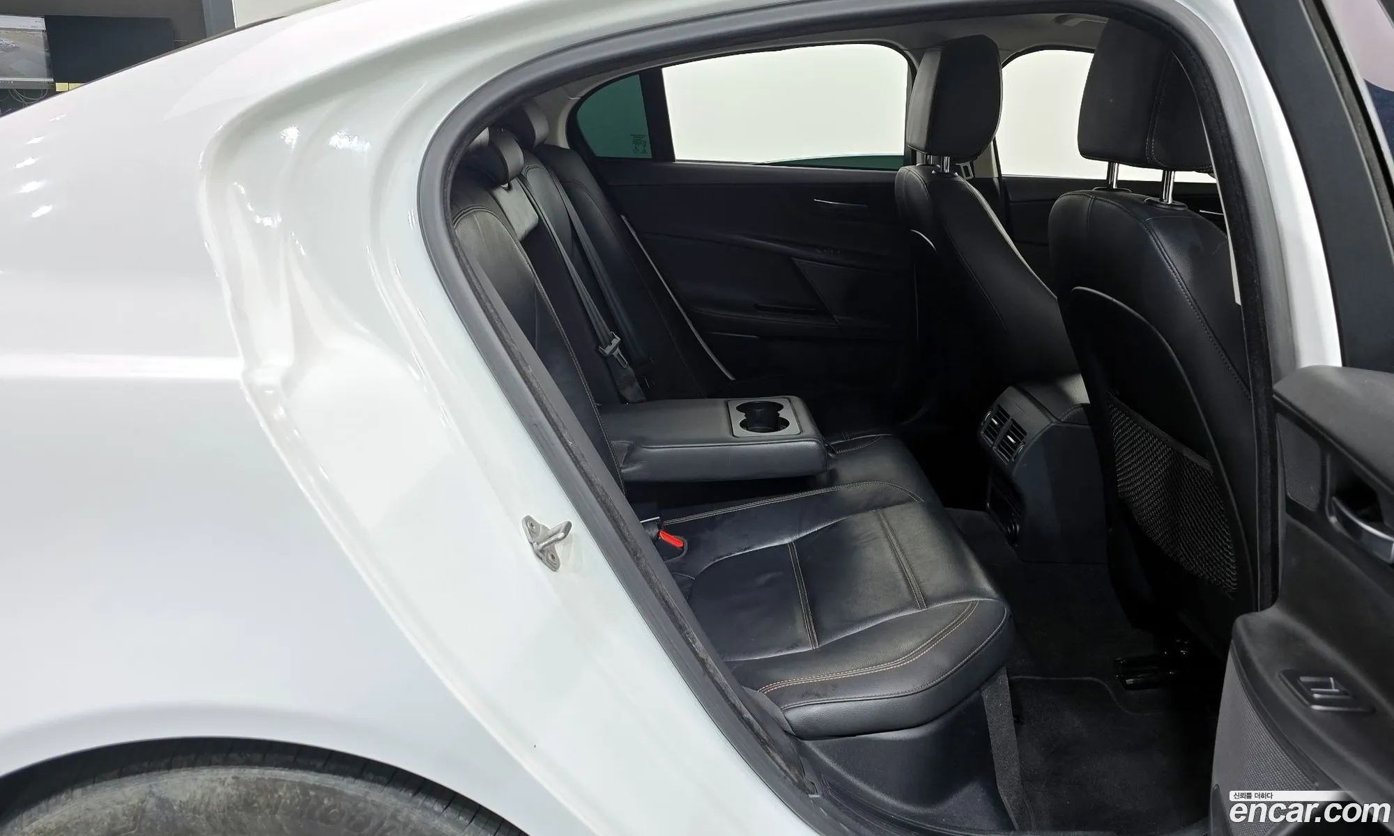 Jaguar XE 2016 SAJAA4BN4HCP00360 — 4