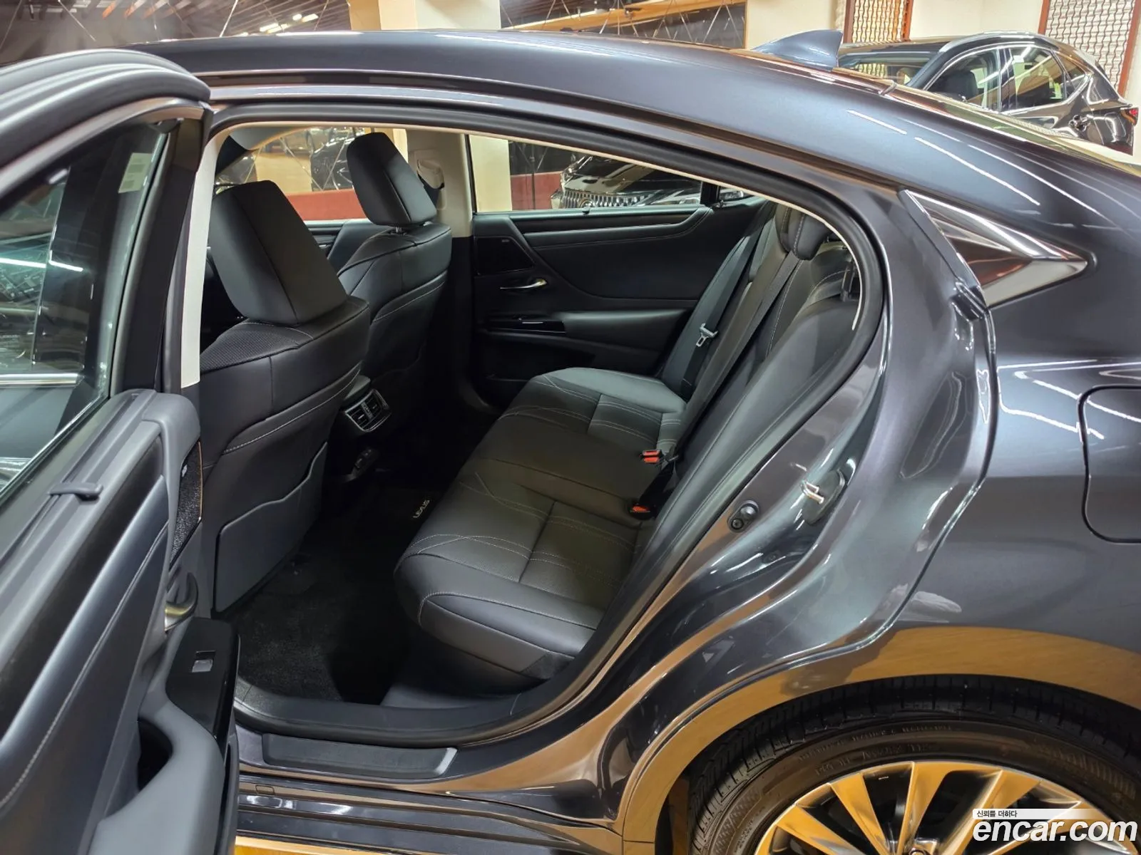 Lexus ES300h 7th Gen 2025 — 16