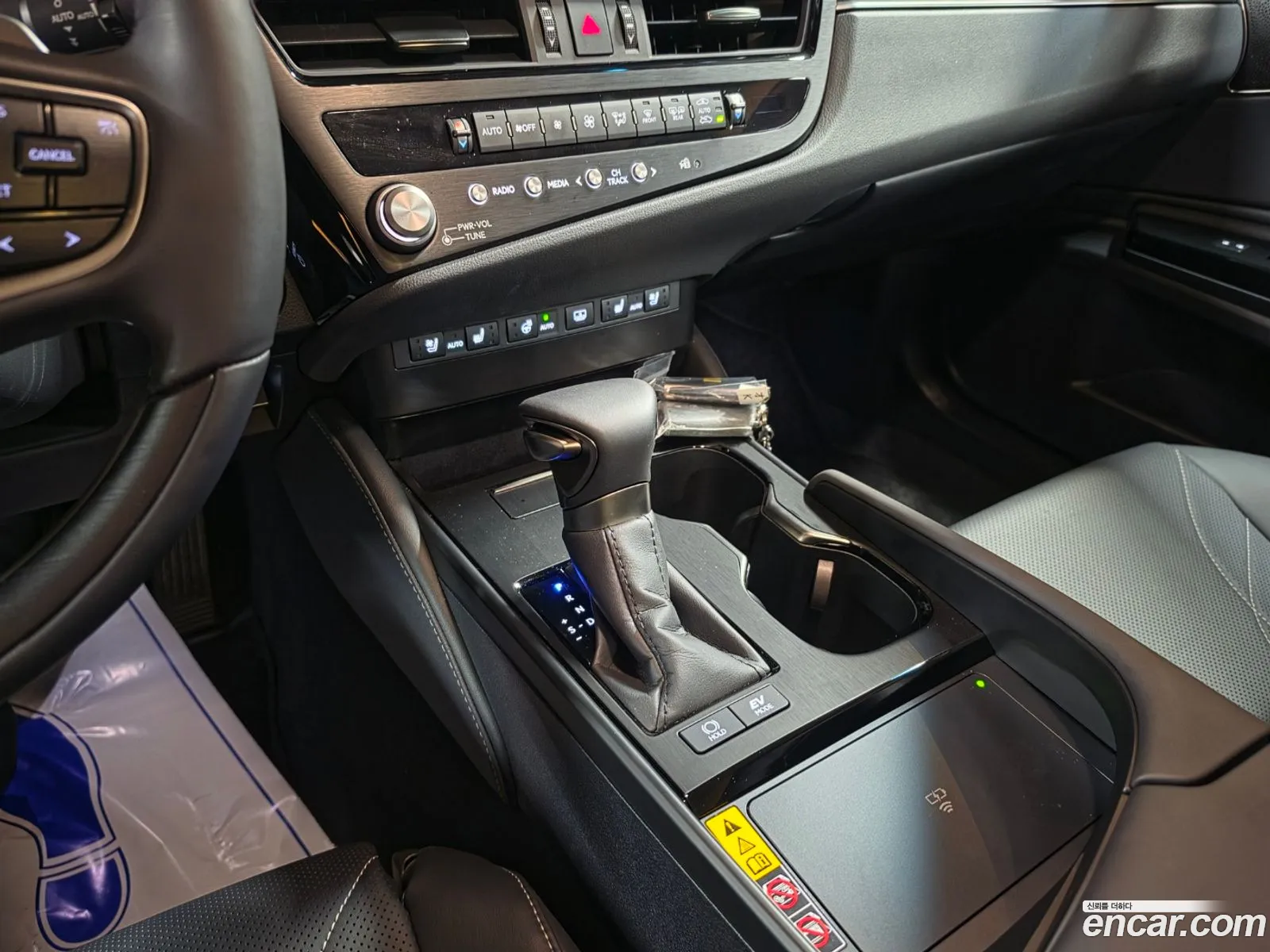 Lexus ES300h 7th Gen 2025 — 6