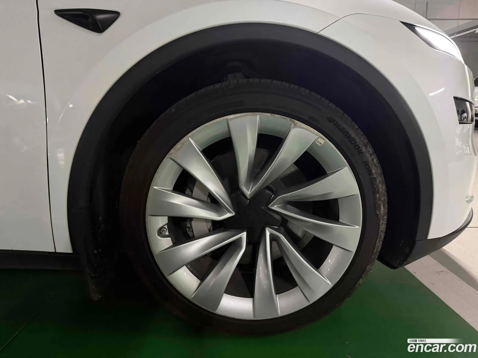 Tesla Model Y 2025 — 2