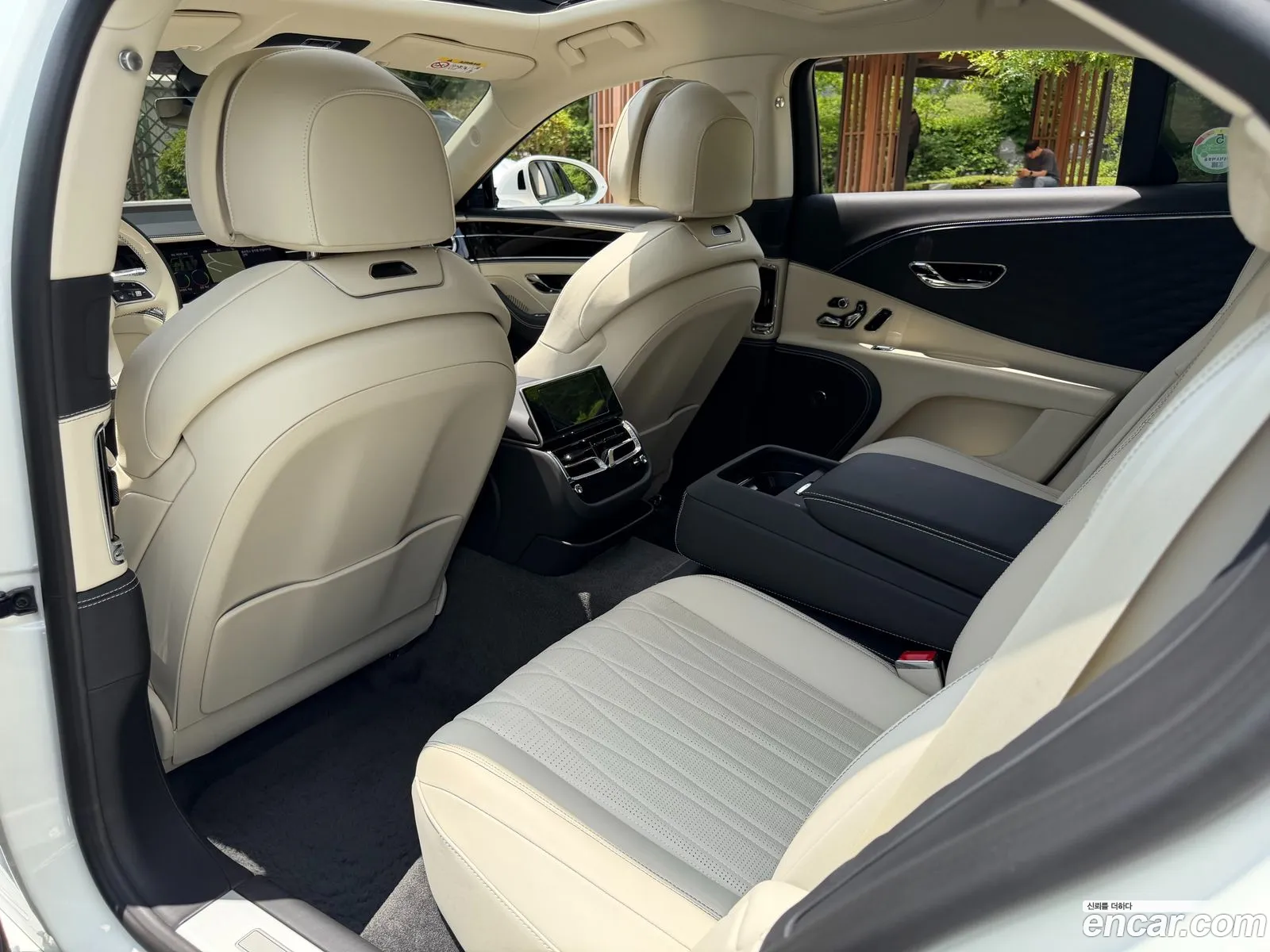 Bentley Flying Spur 2023 — 11