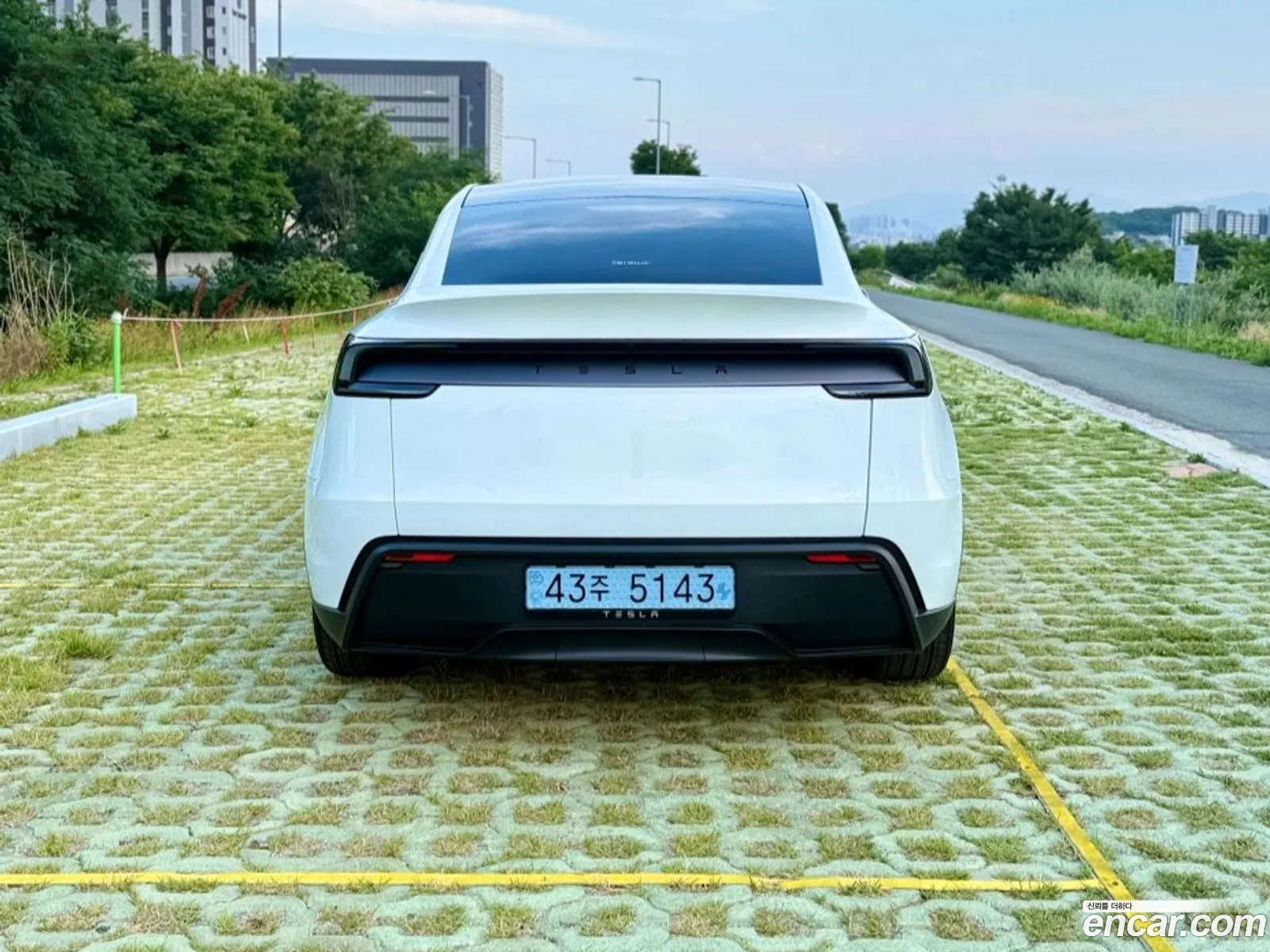 Tesla Model Y 2025 — 12