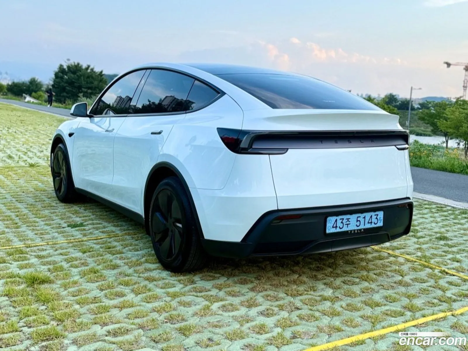 Tesla Model Y 2025 — 8