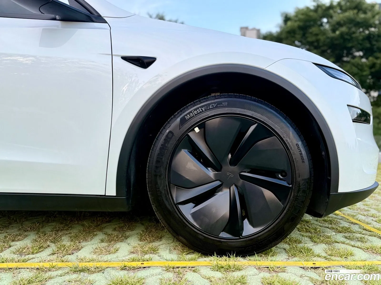 Tesla Model Y 2025 — 18