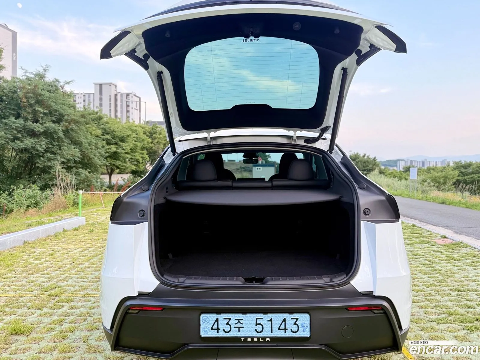 Tesla Model Y 2025 — 13