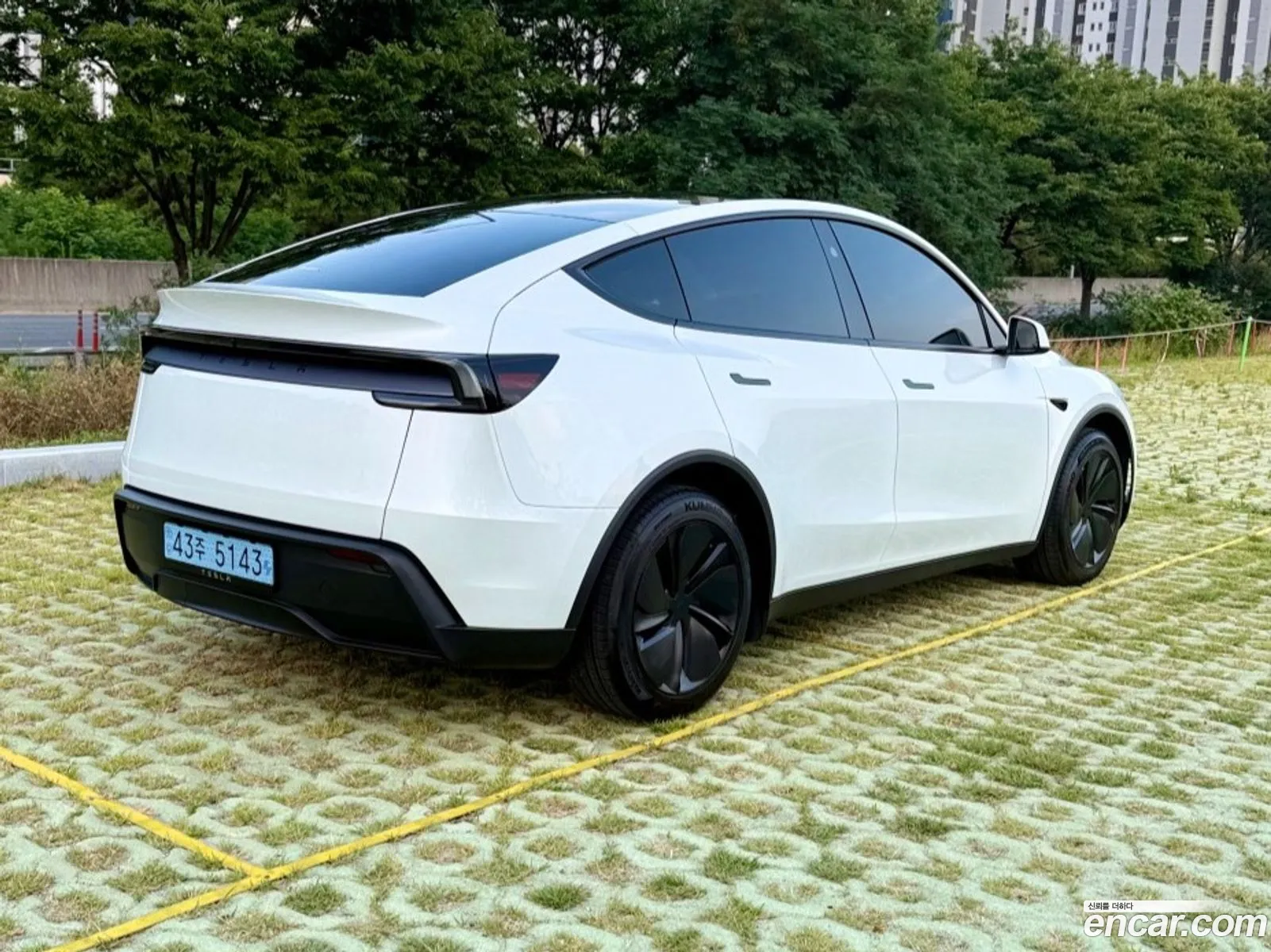Tesla Model Y 2025 — 16