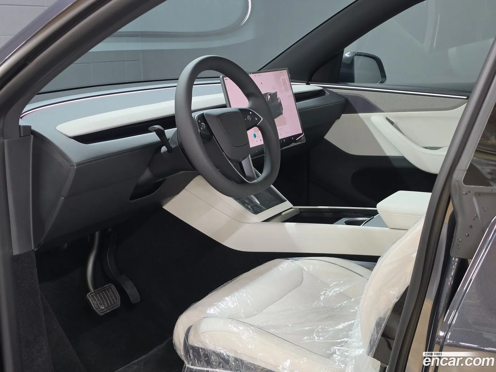 Tesla Model Y 2026 — 14