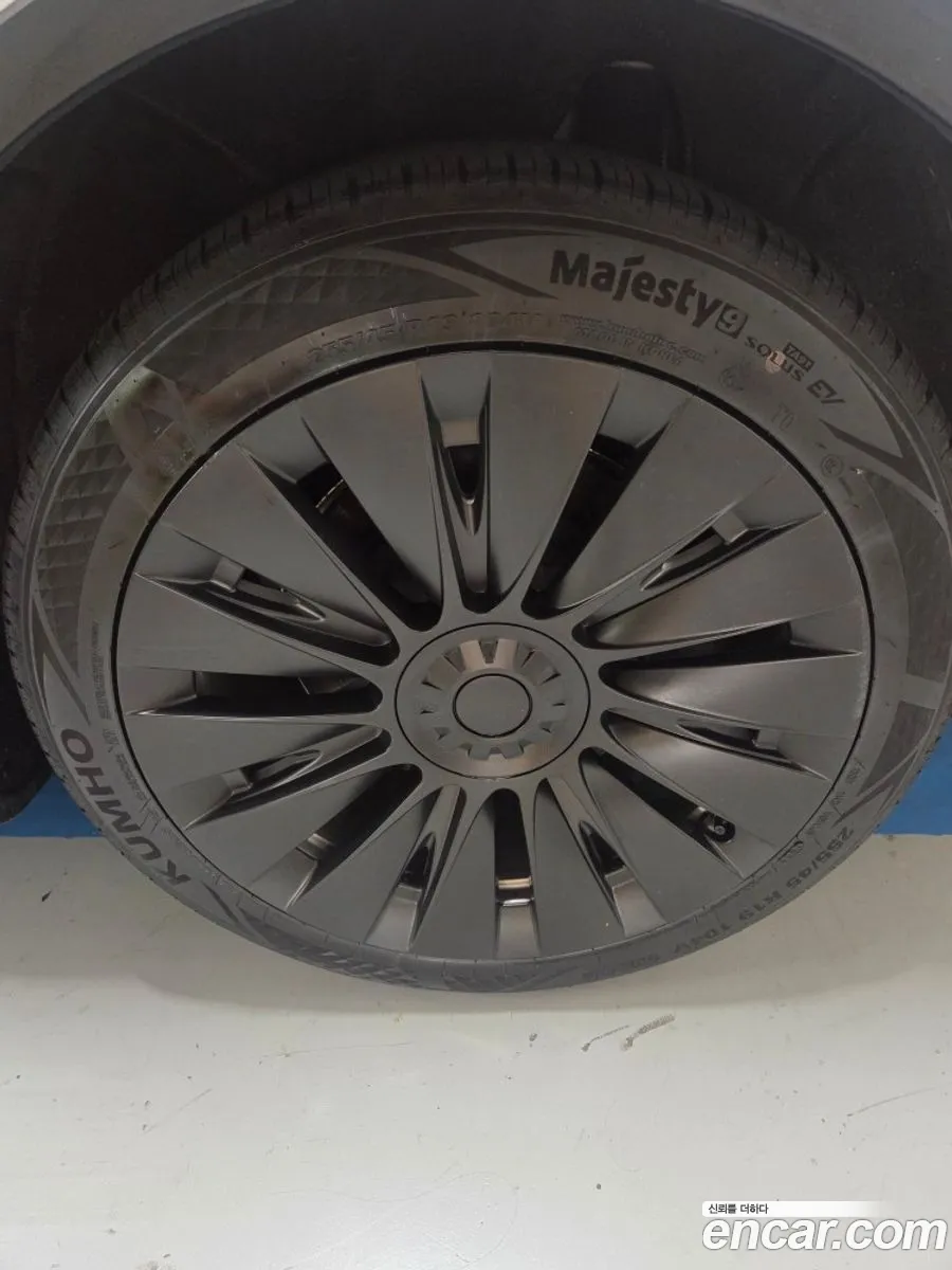 Tesla Model Y 2023 — 9