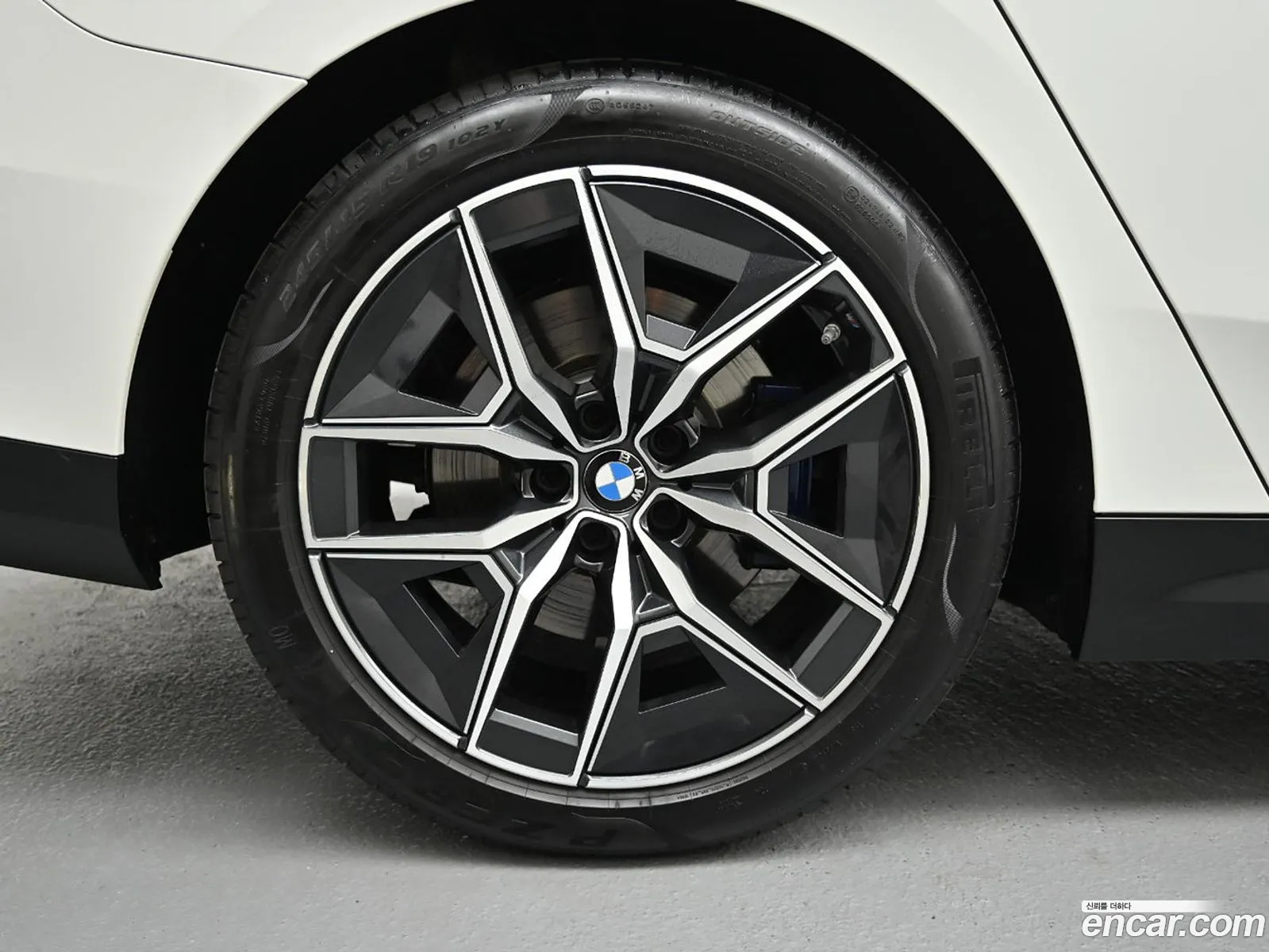 BMW 5 Series 2025 — 17