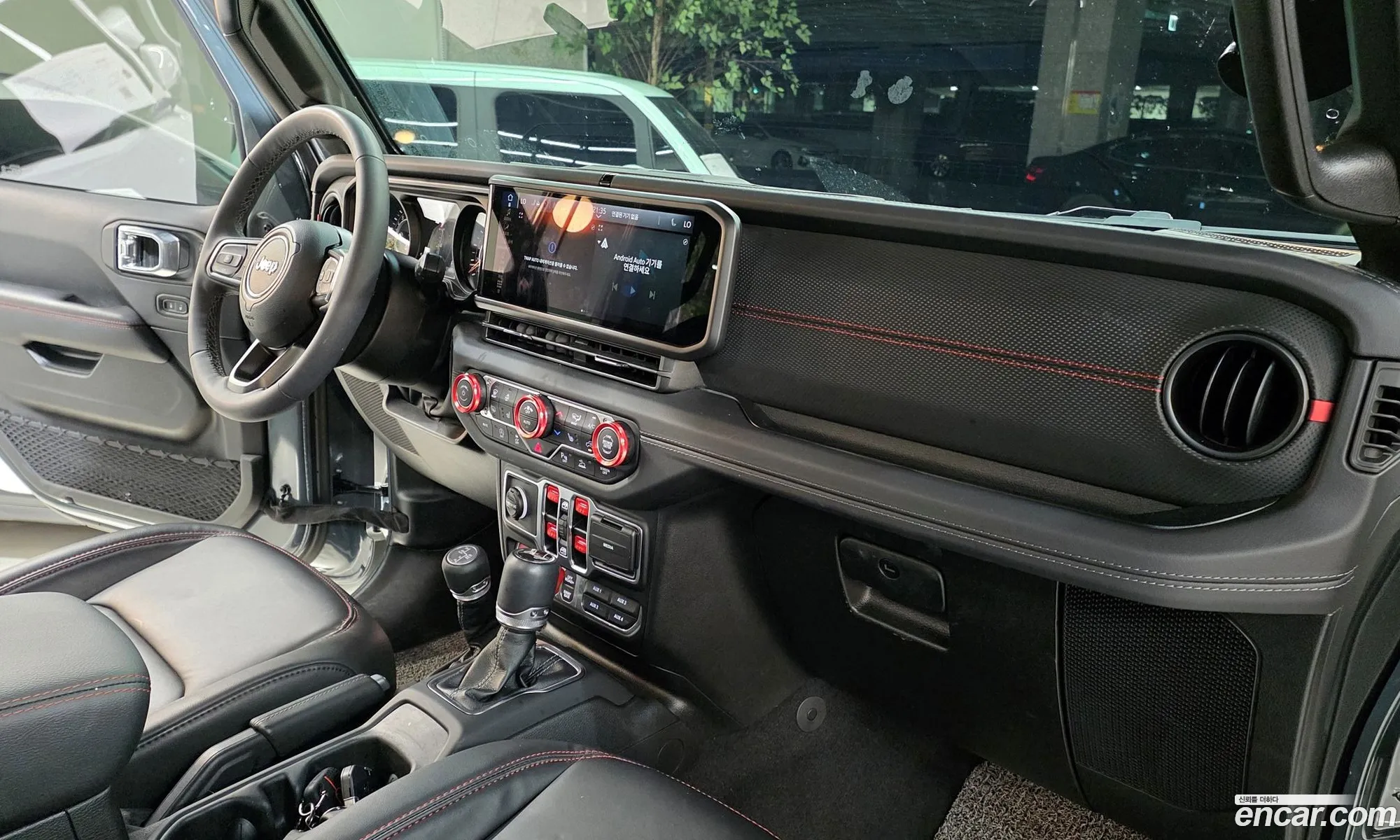 Jeep Wrangler 2025 — 4